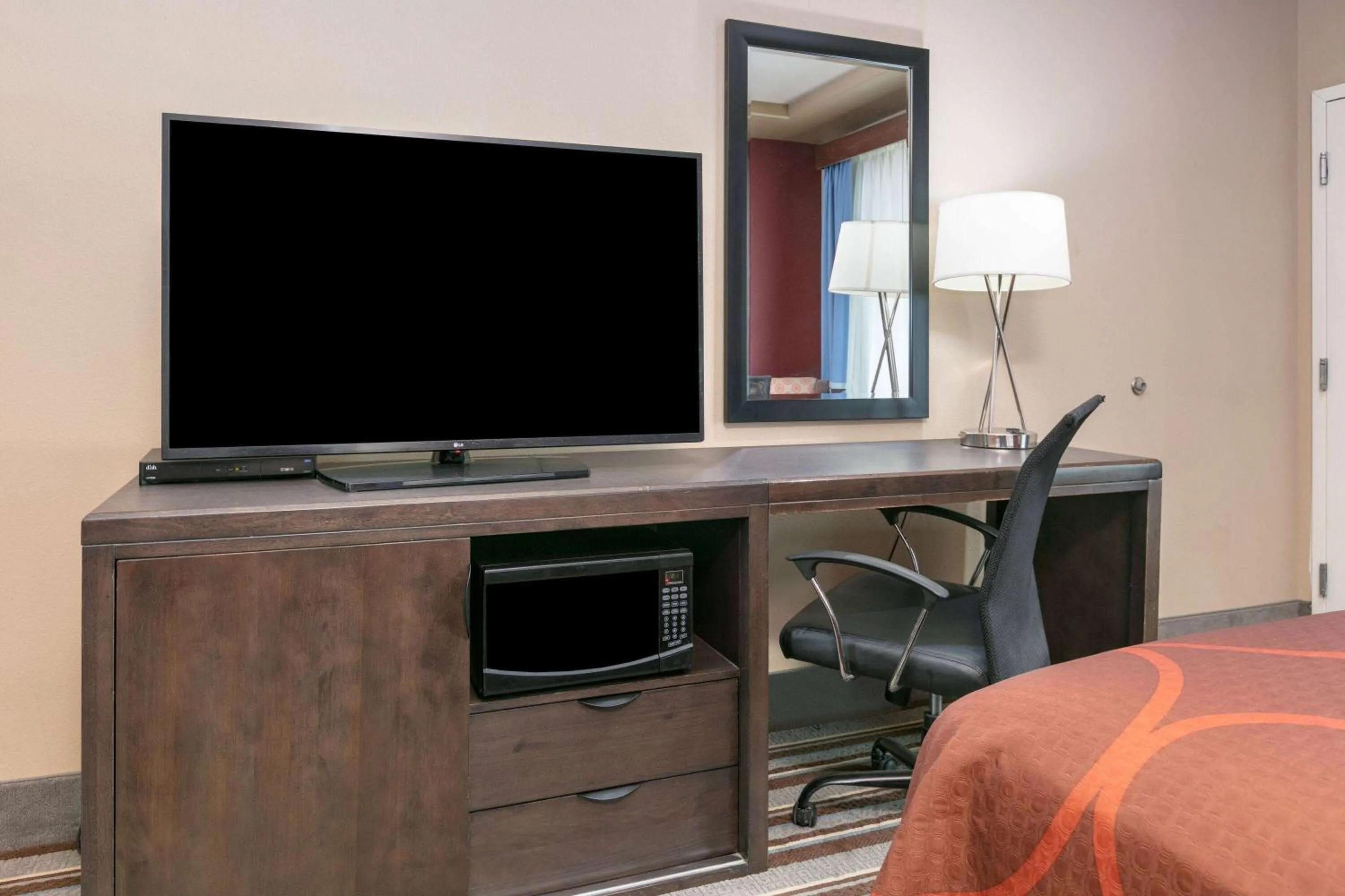 Photo of the whole room in Super 8 by Wyndham Karnes City