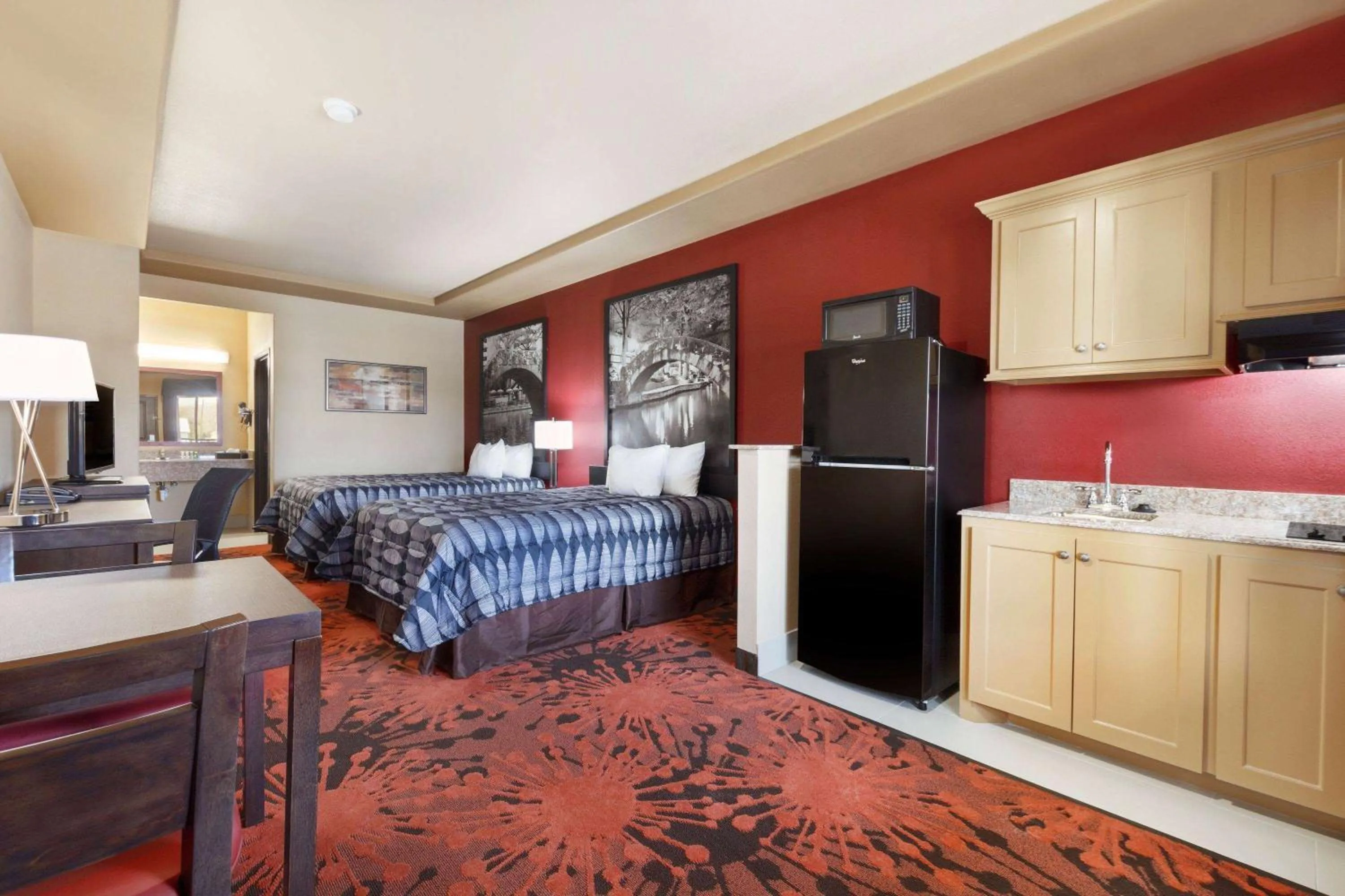 Photo of the whole room, Bed in Super 8 by Wyndham Karnes City