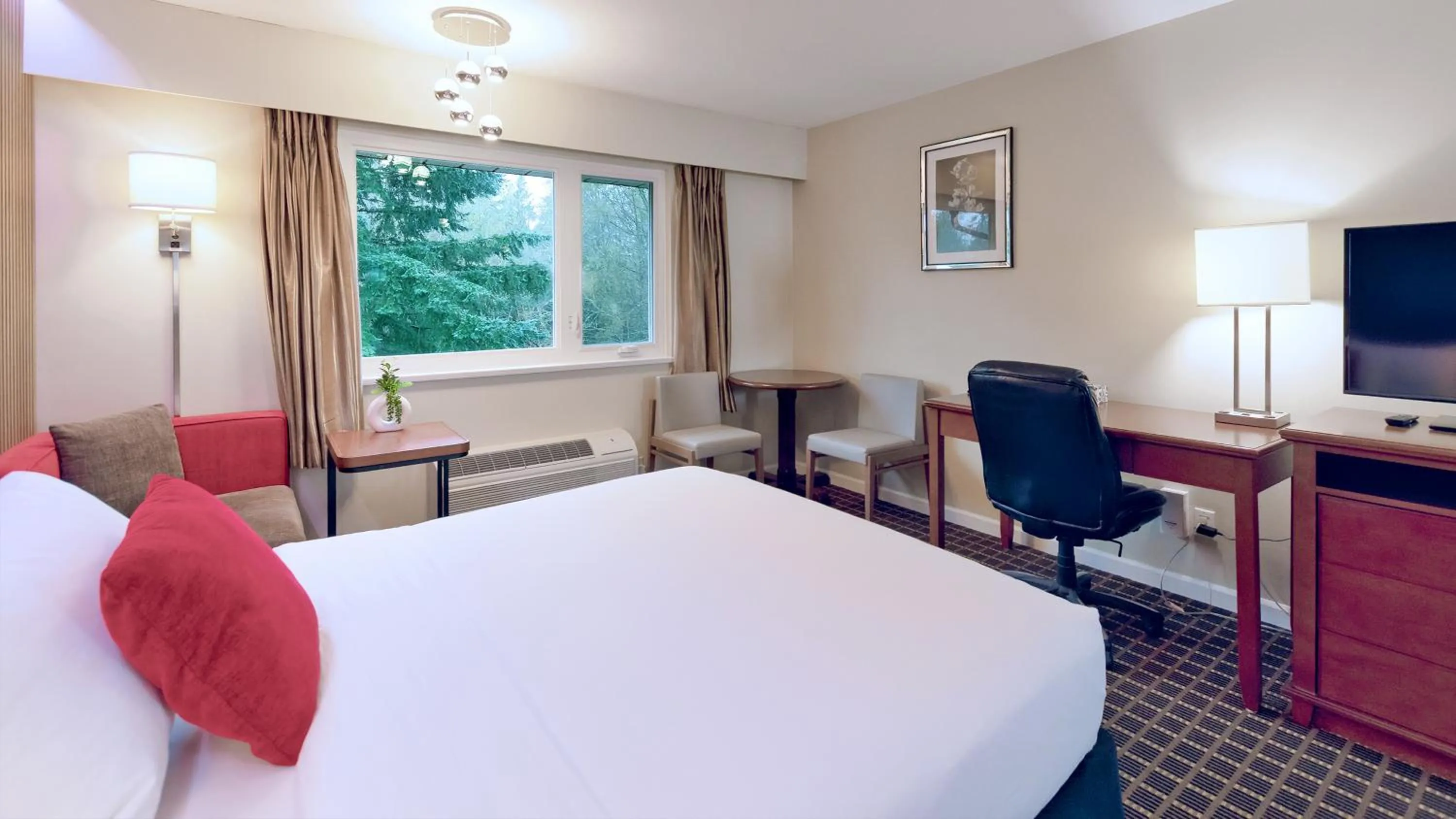 Bed in Gibsons Garden Hotel