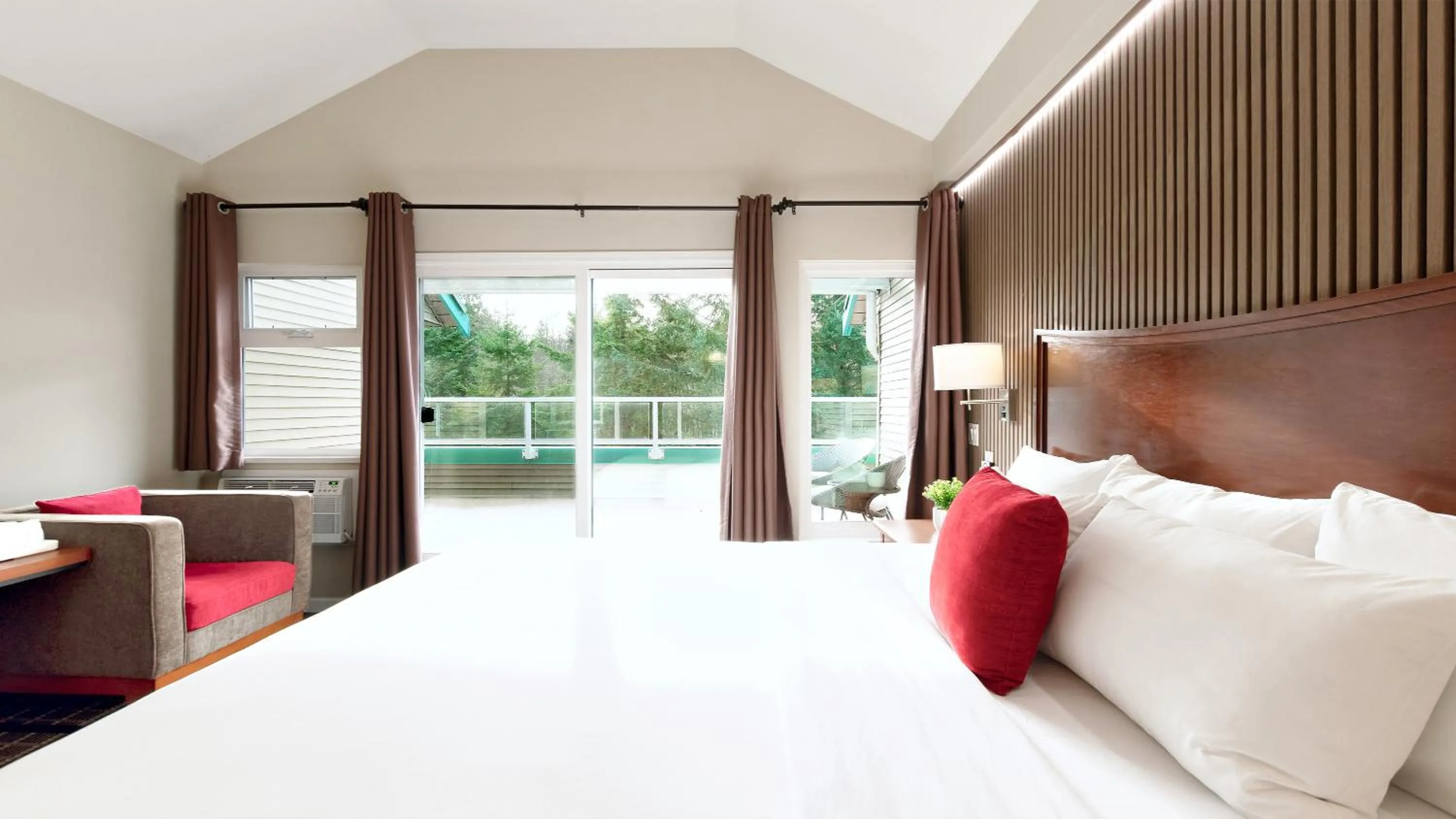 Bedroom, Bed in Gibsons Garden Hotel