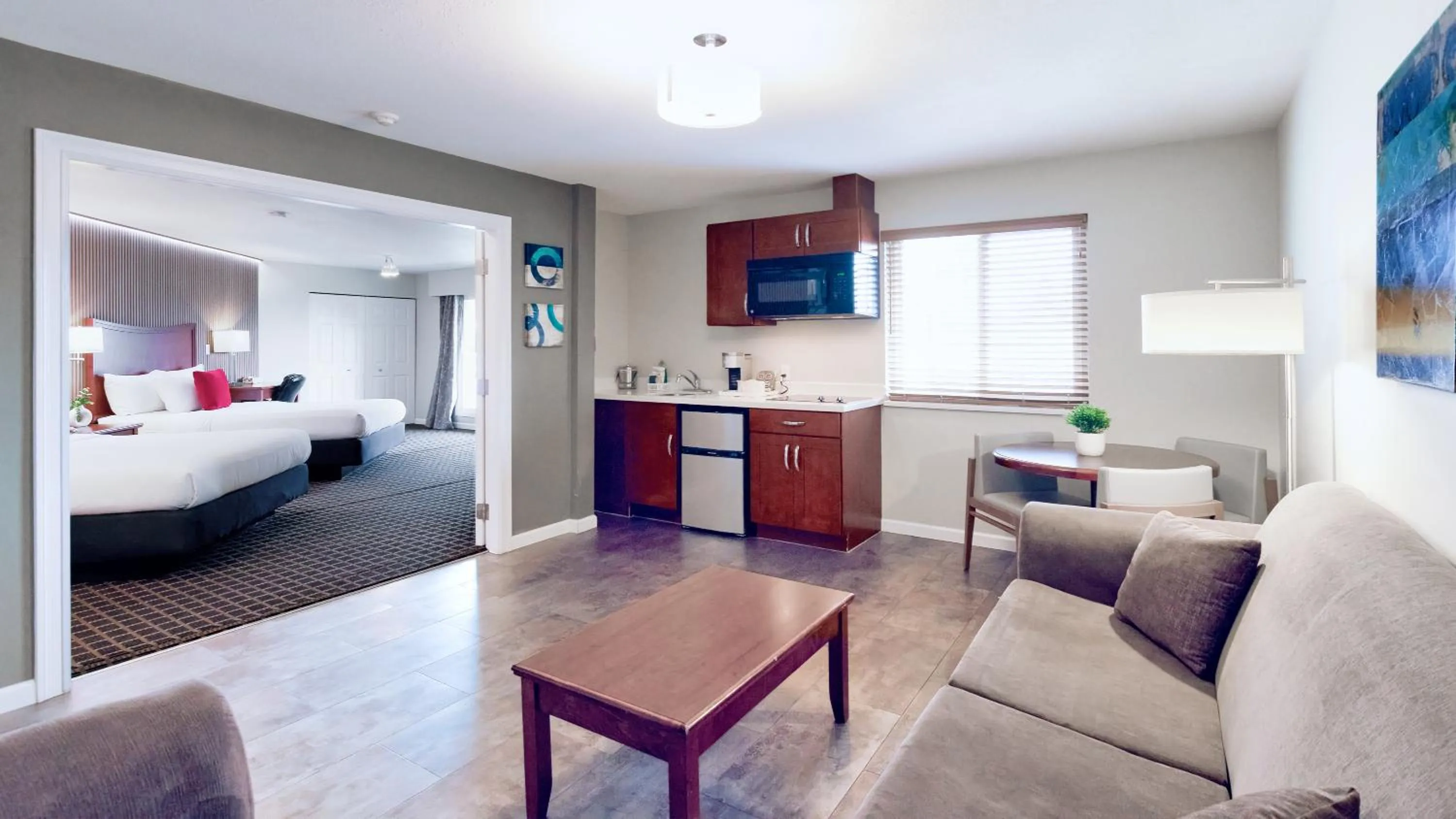 Kitchen or kitchenette, Bed in Gibsons Garden Hotel