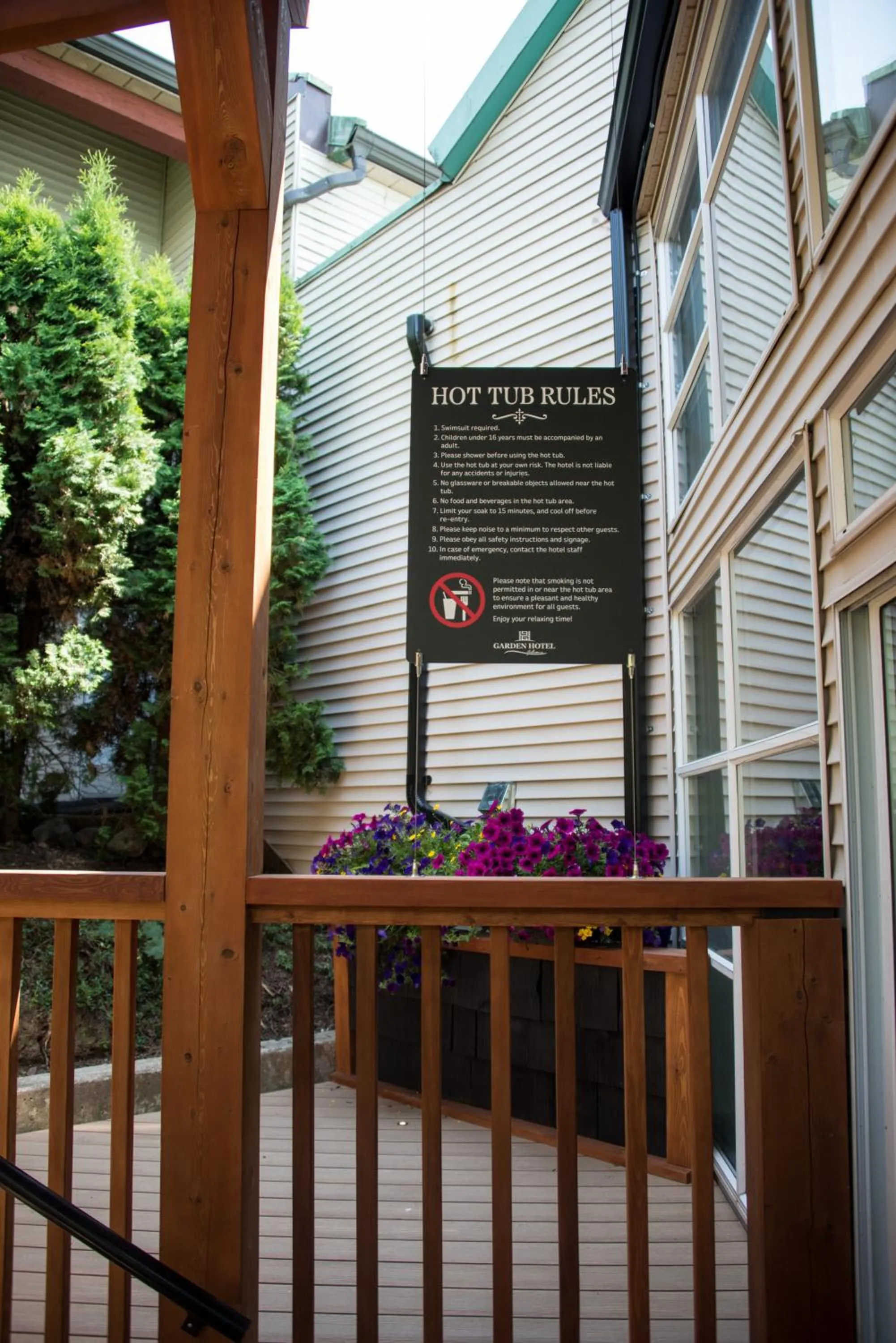 Hot Tub in Gibsons Garden Hotel