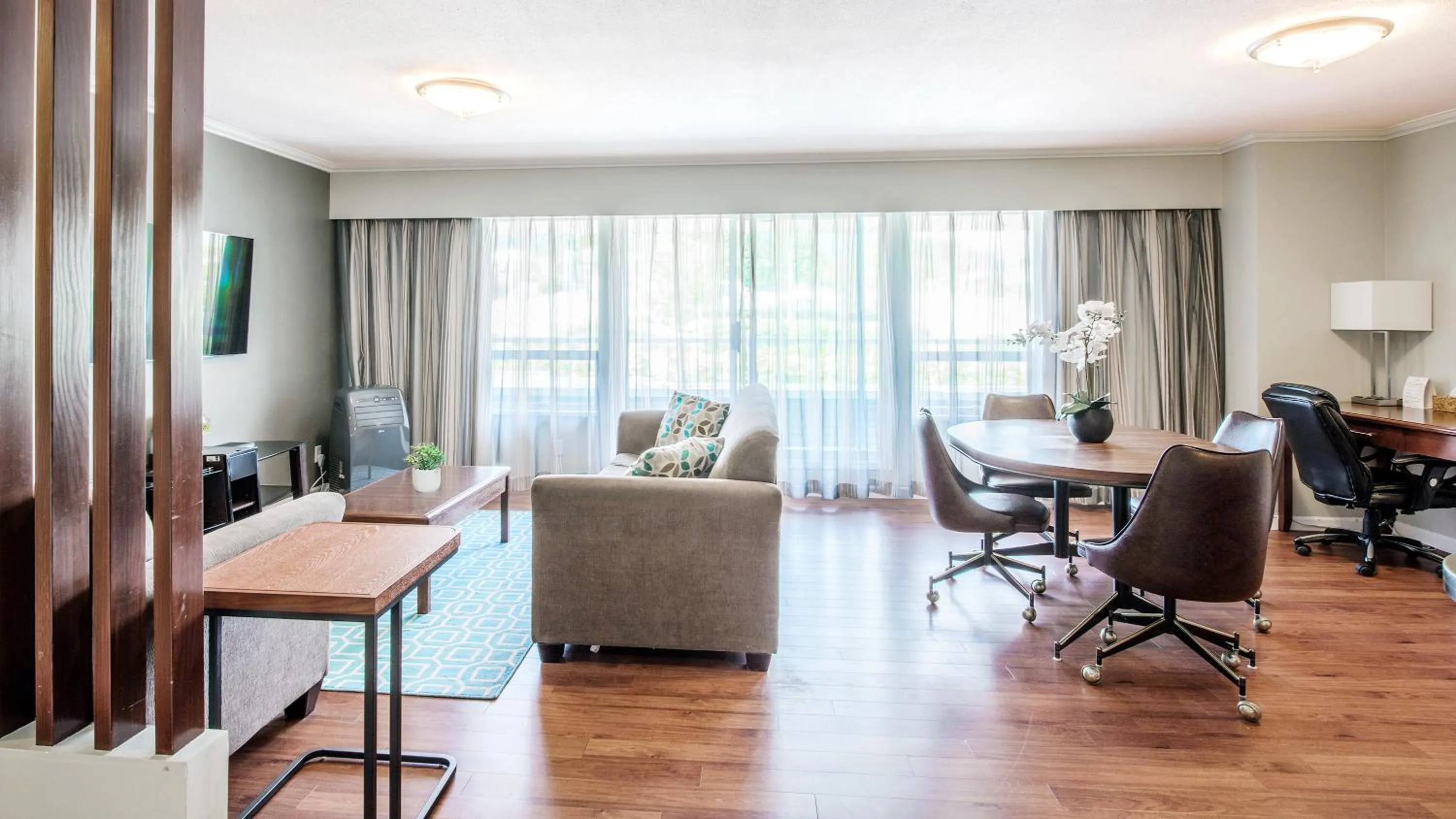 TV and multimedia in Gibsons Garden Hotel