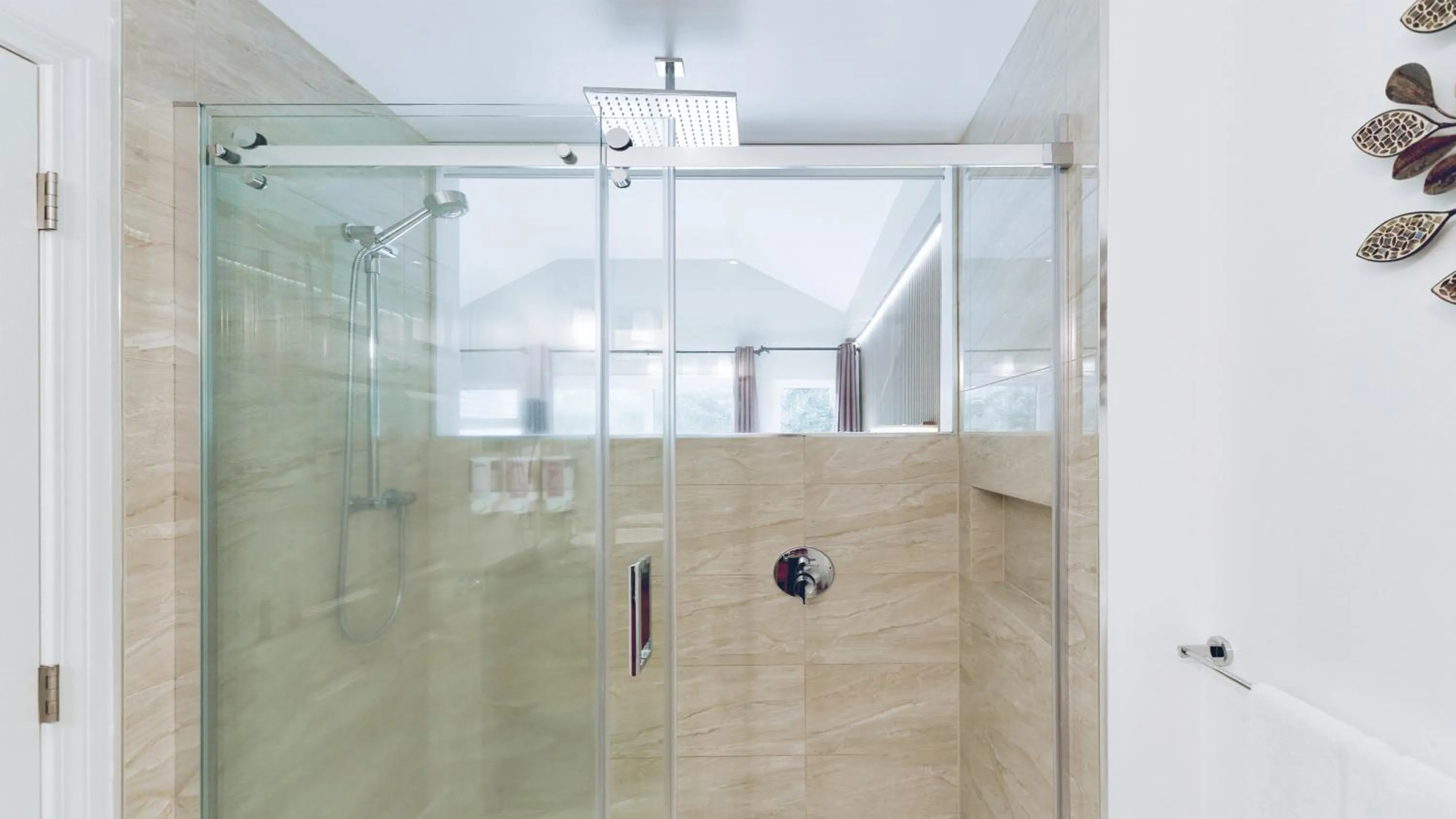 Shower in Gibsons Garden Hotel