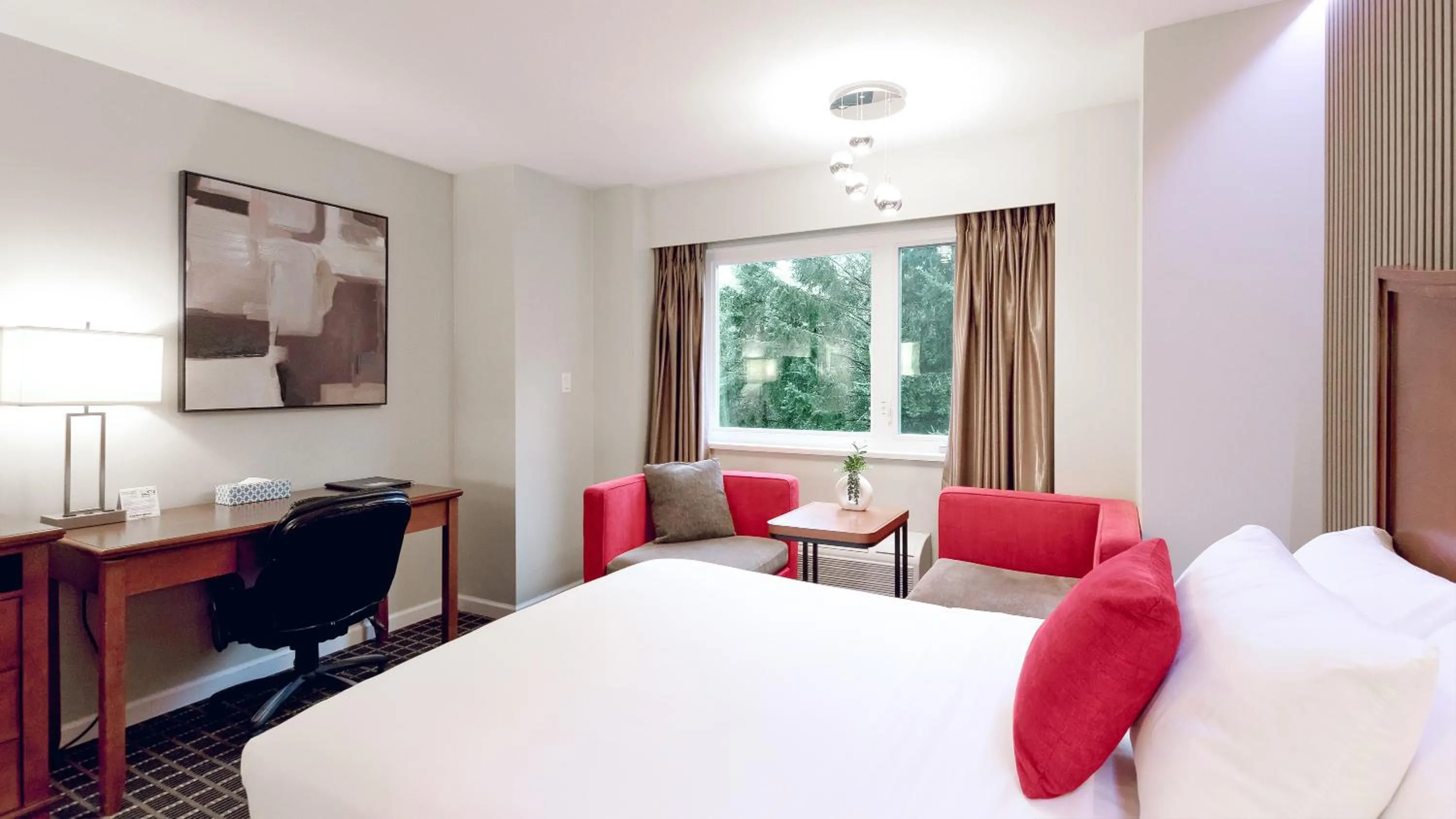 Bedroom, Bed in Gibsons Garden Hotel