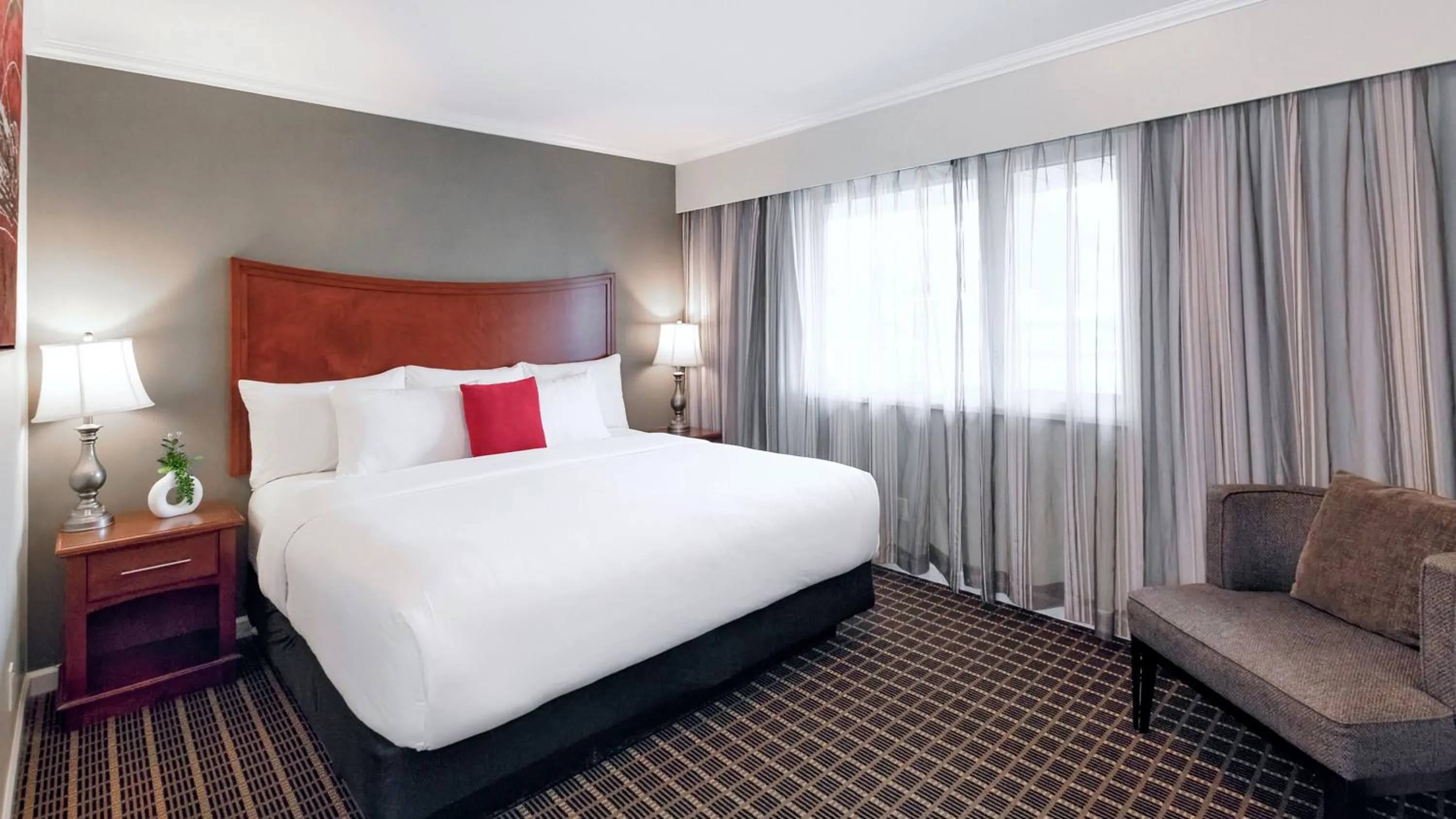 Bedroom, Bed in Gibsons Garden Hotel