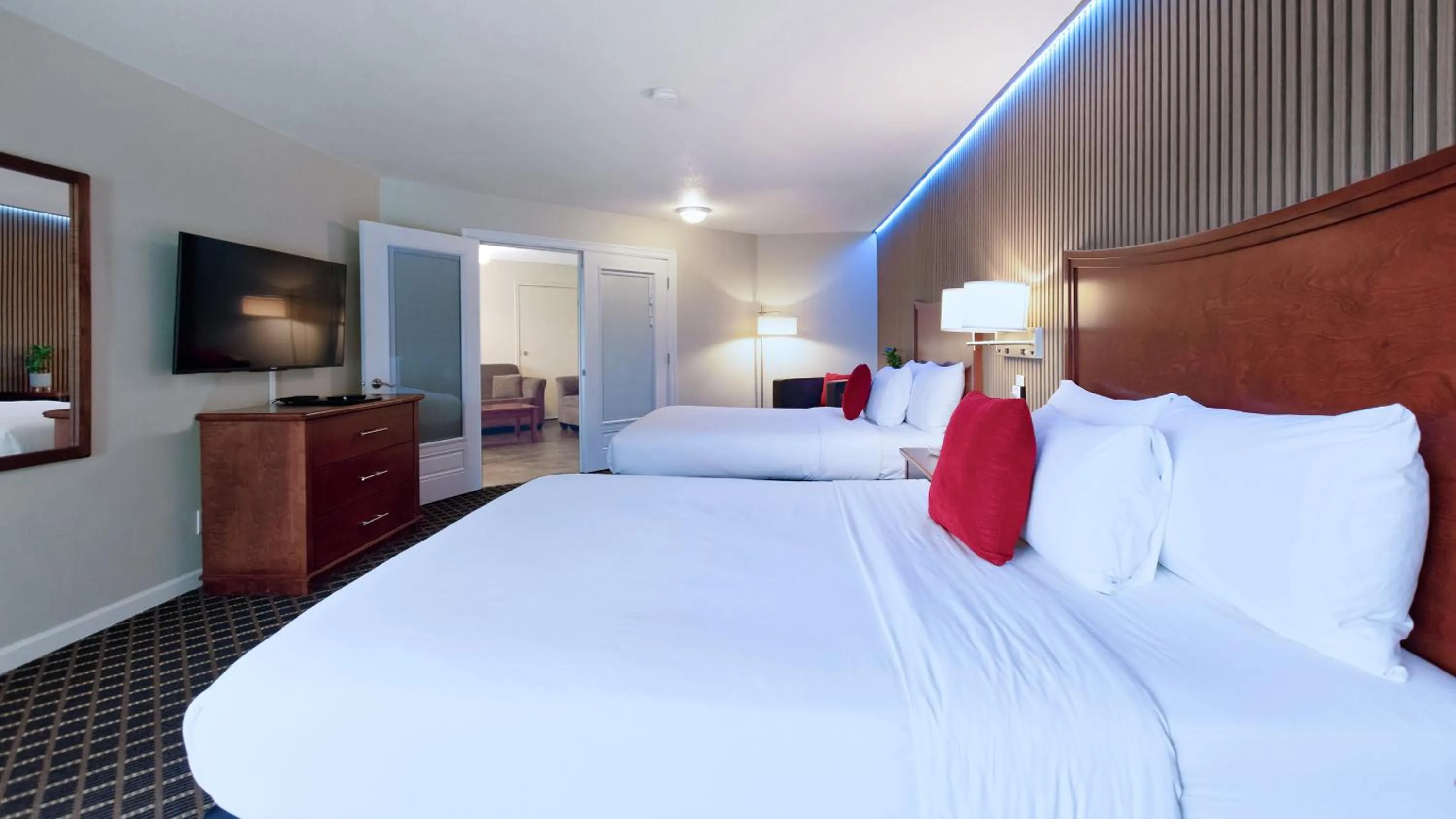 Bedroom, Bed in Gibsons Garden Hotel