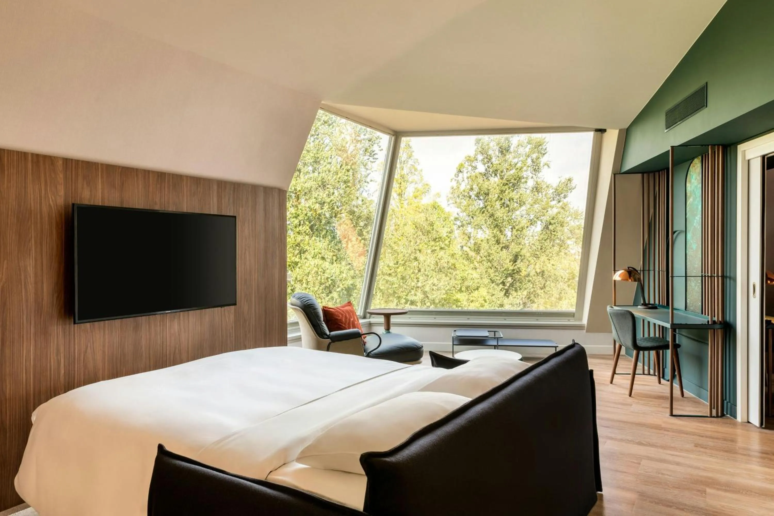 Photo of the whole room, Bed in Renaissance Amsterdam Hotel