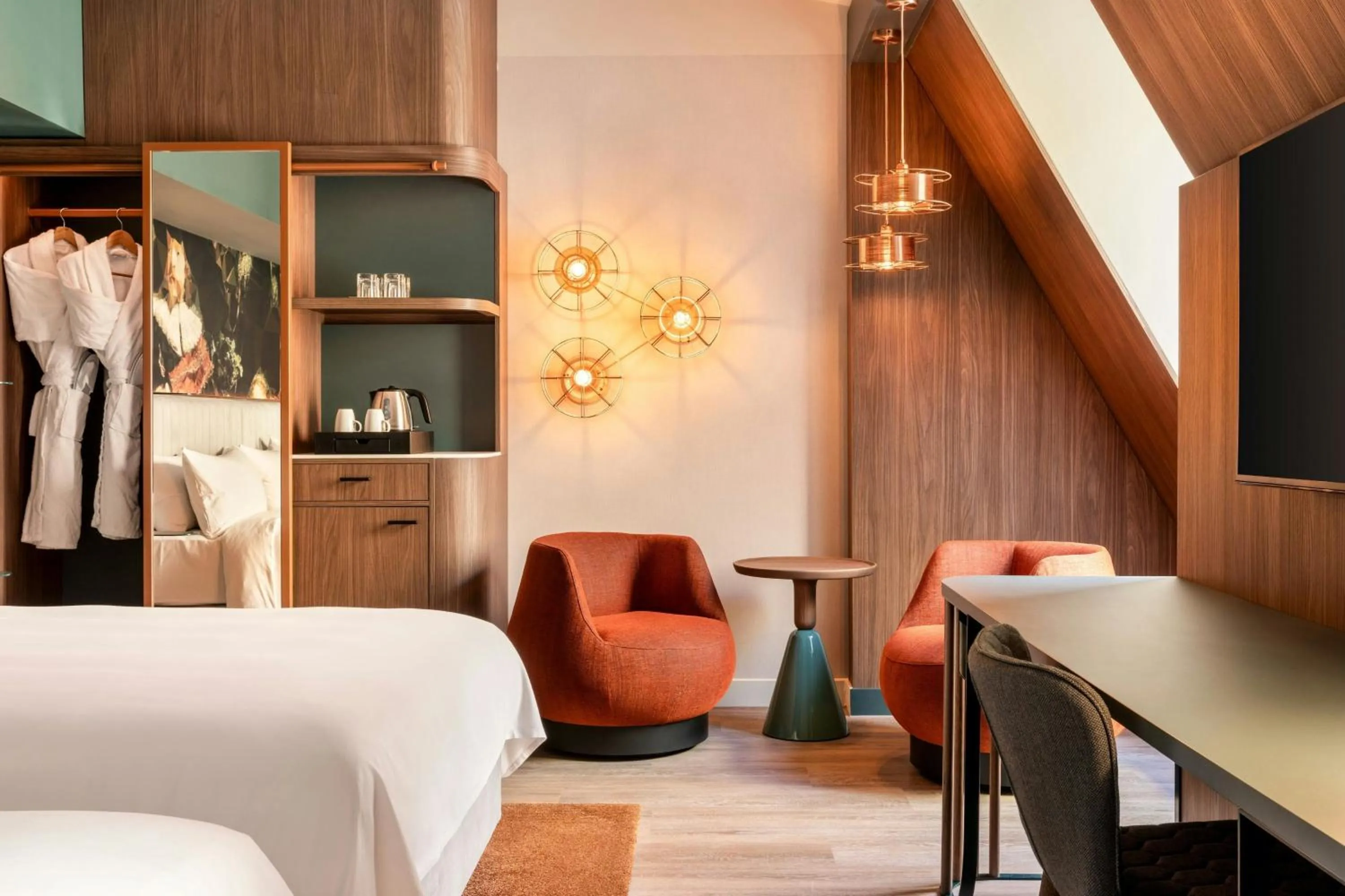 Lounge or bar, Bed in Renaissance Amsterdam Hotel