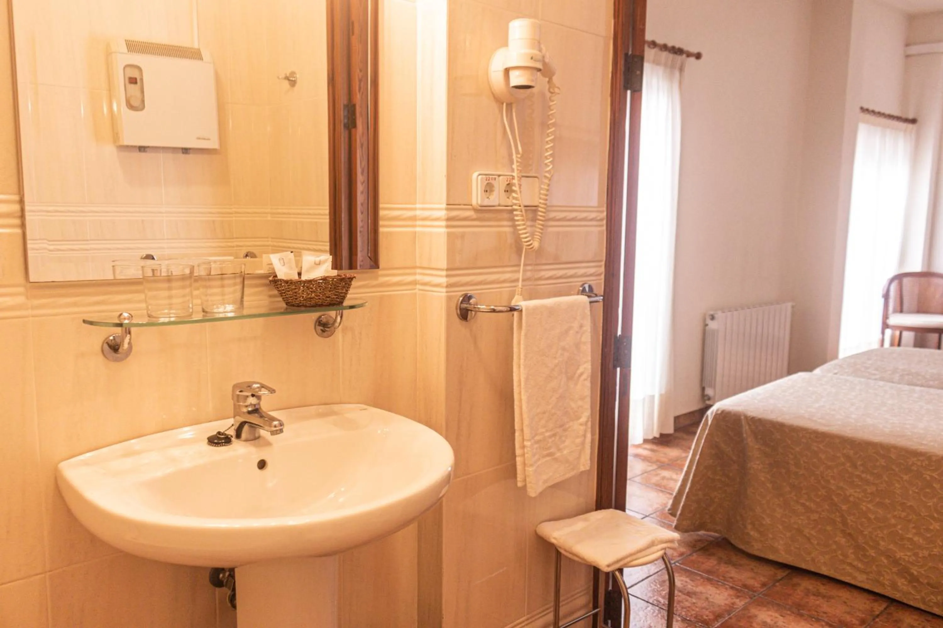 Bathroom, Bed in Hotel Tàrbena