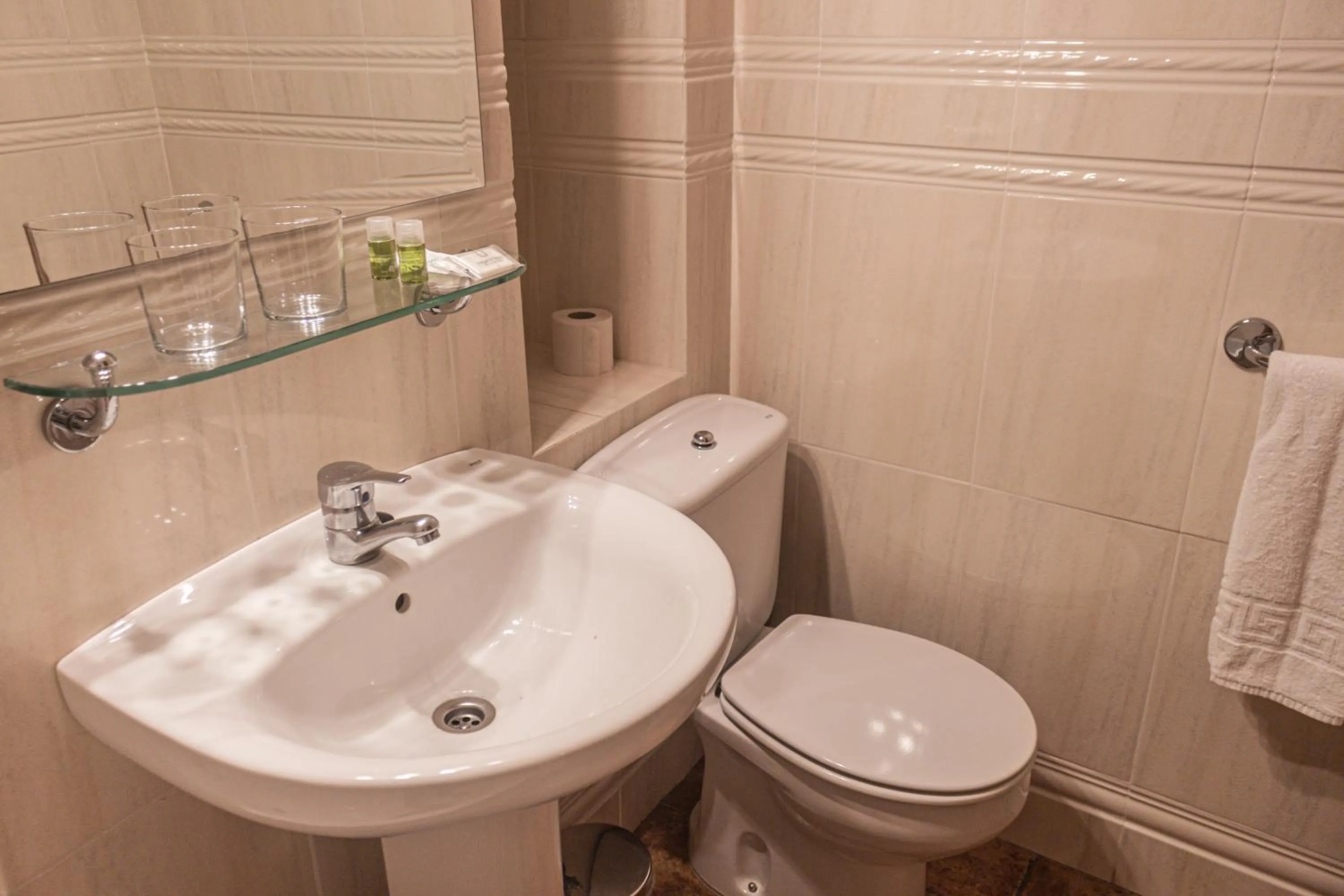 Bathroom in Hotel Tàrbena