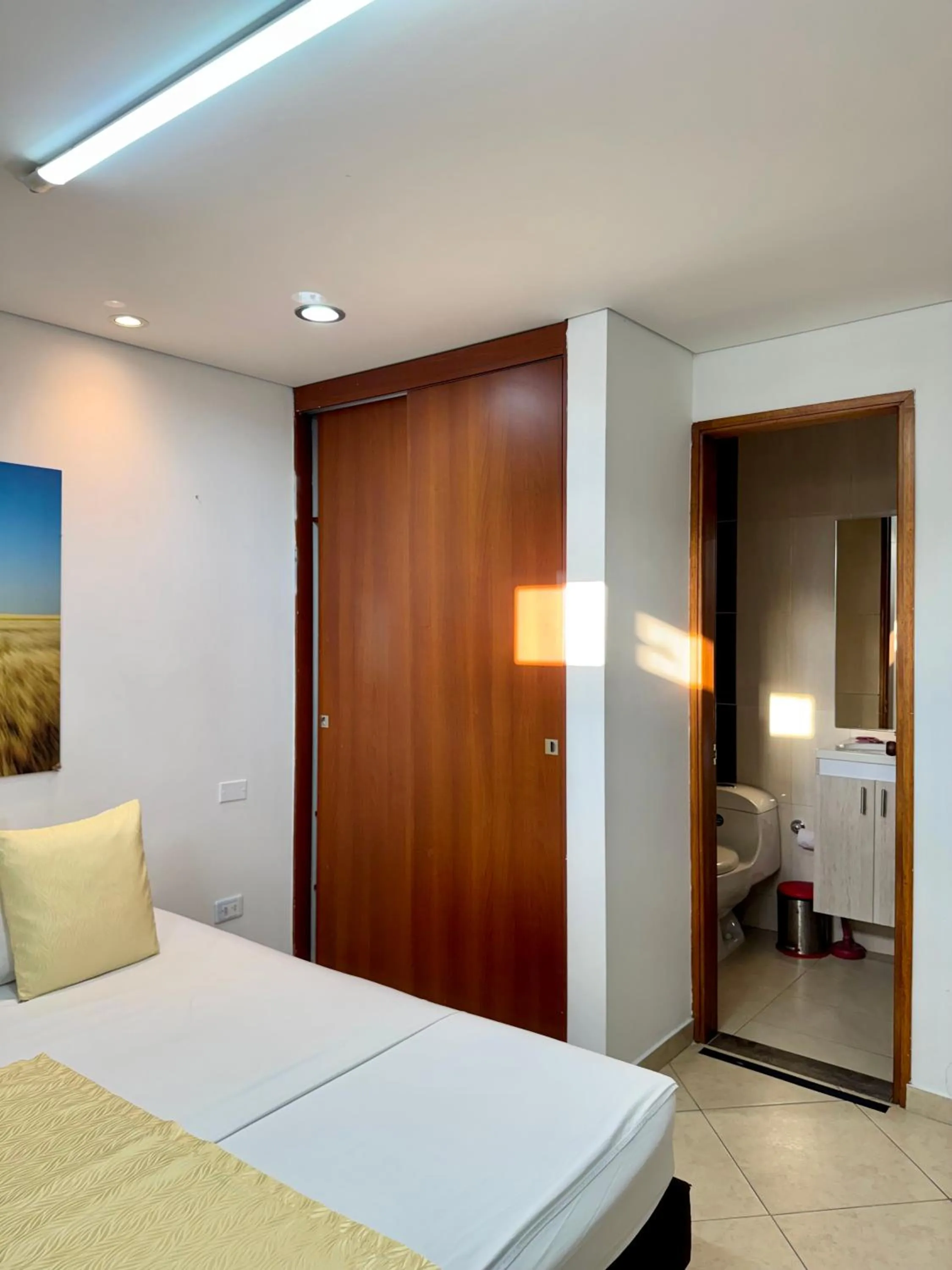 wardrobe, Bed in Hotel Prince Plaza - Laureles Estadio