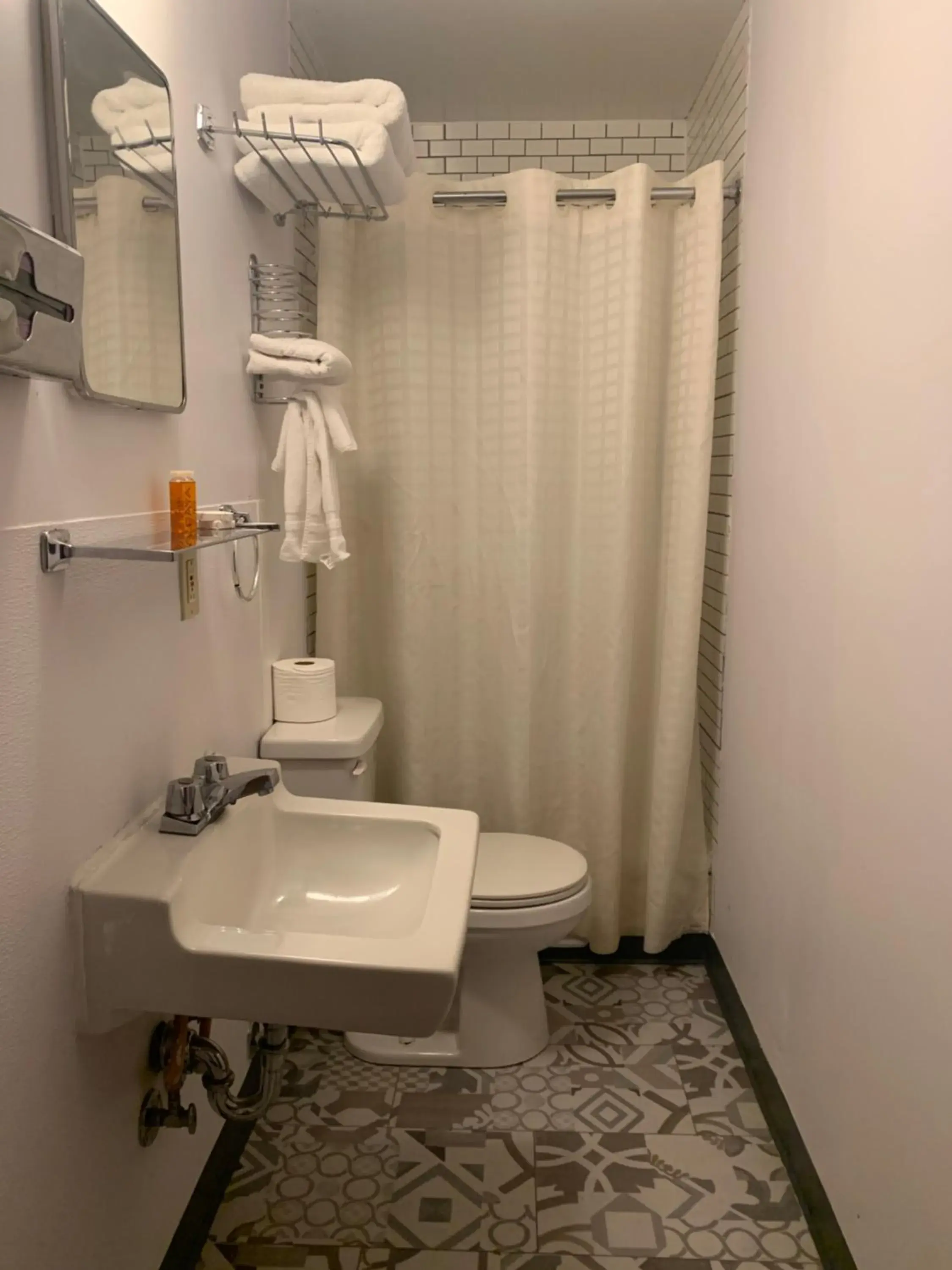 Single Queen Room in Marina Motel Single Queen Room in Marina Motel