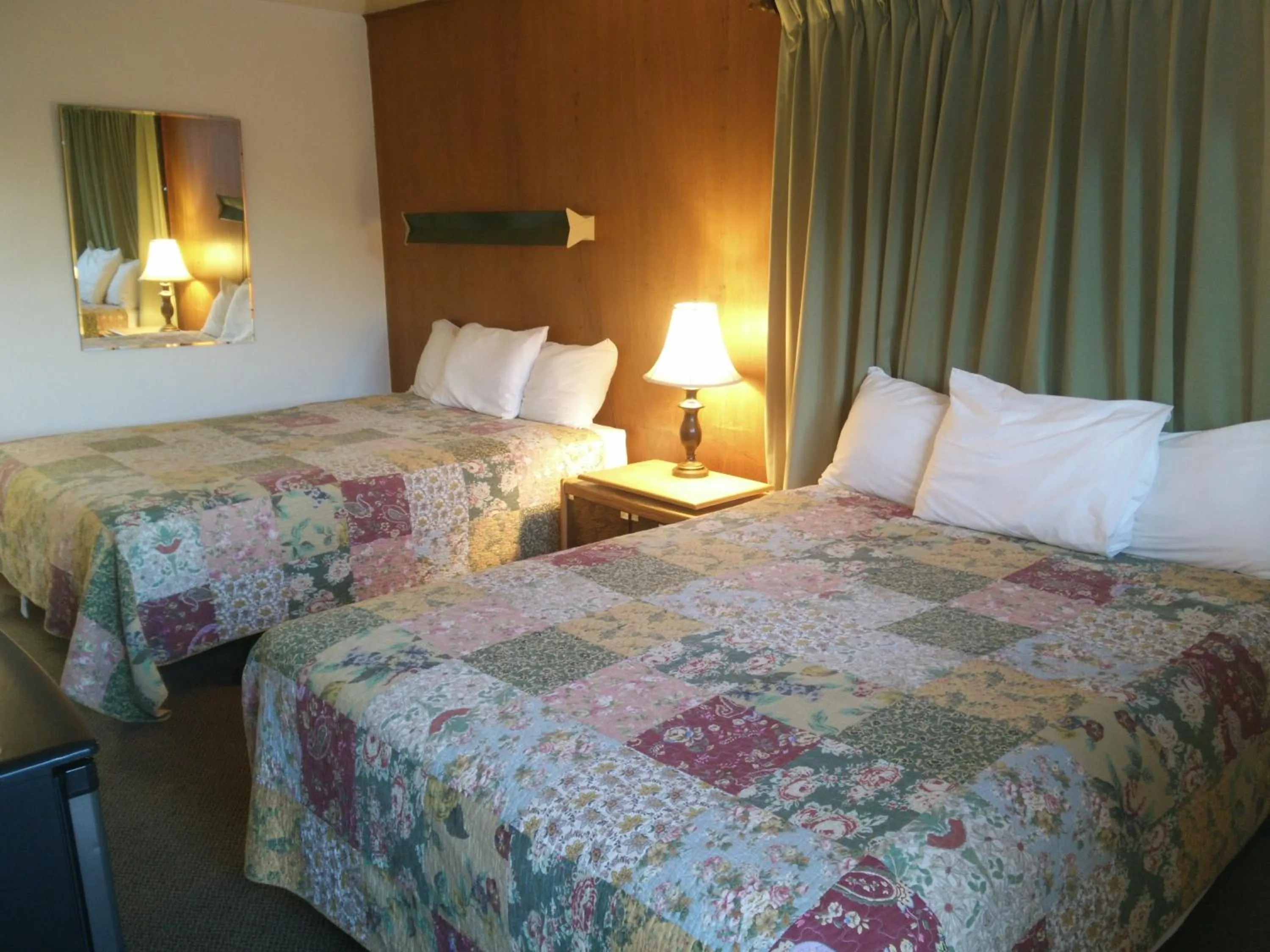 Bedroom, Bed in Marina Motel