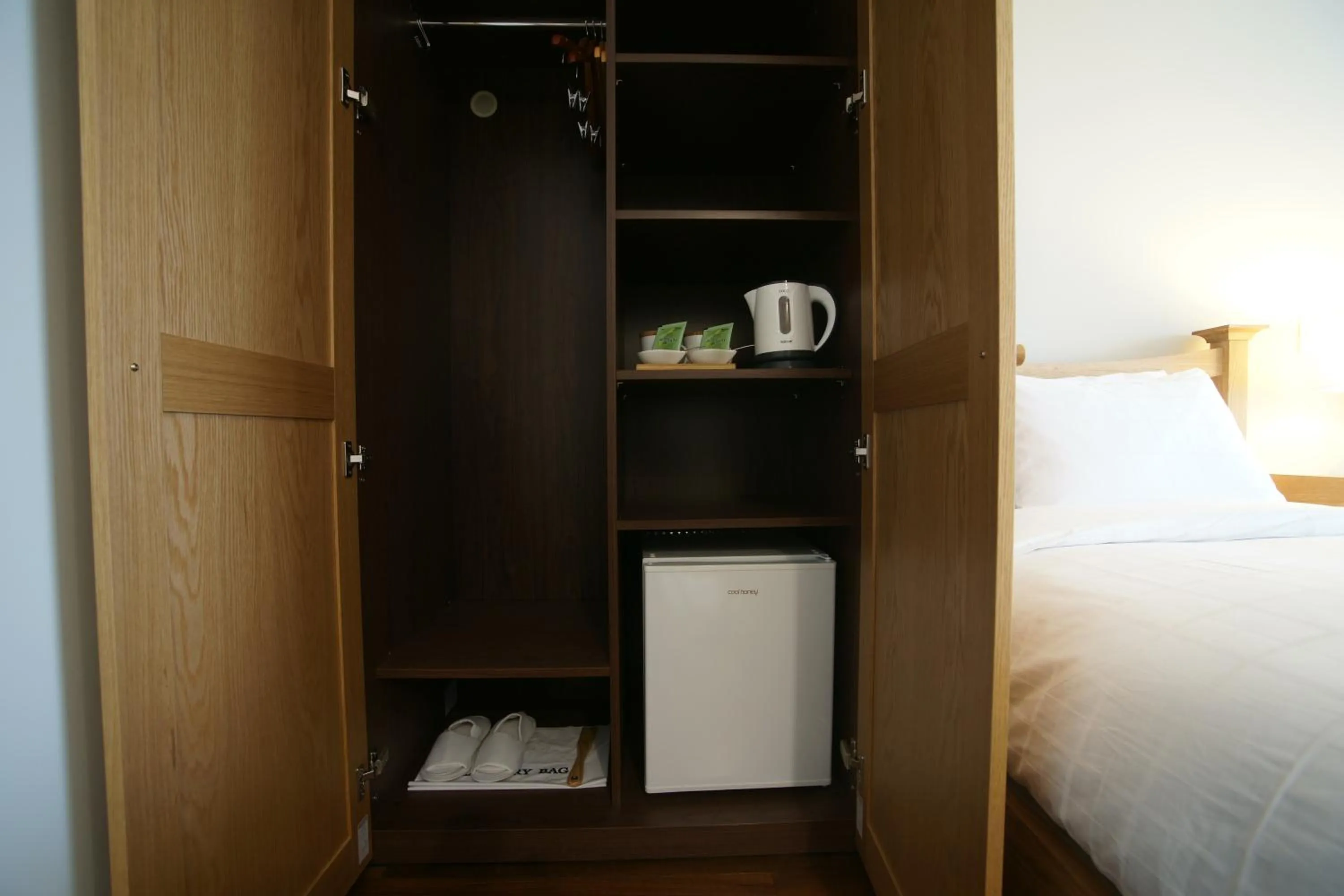 wardrobe in IlleInn Hotel