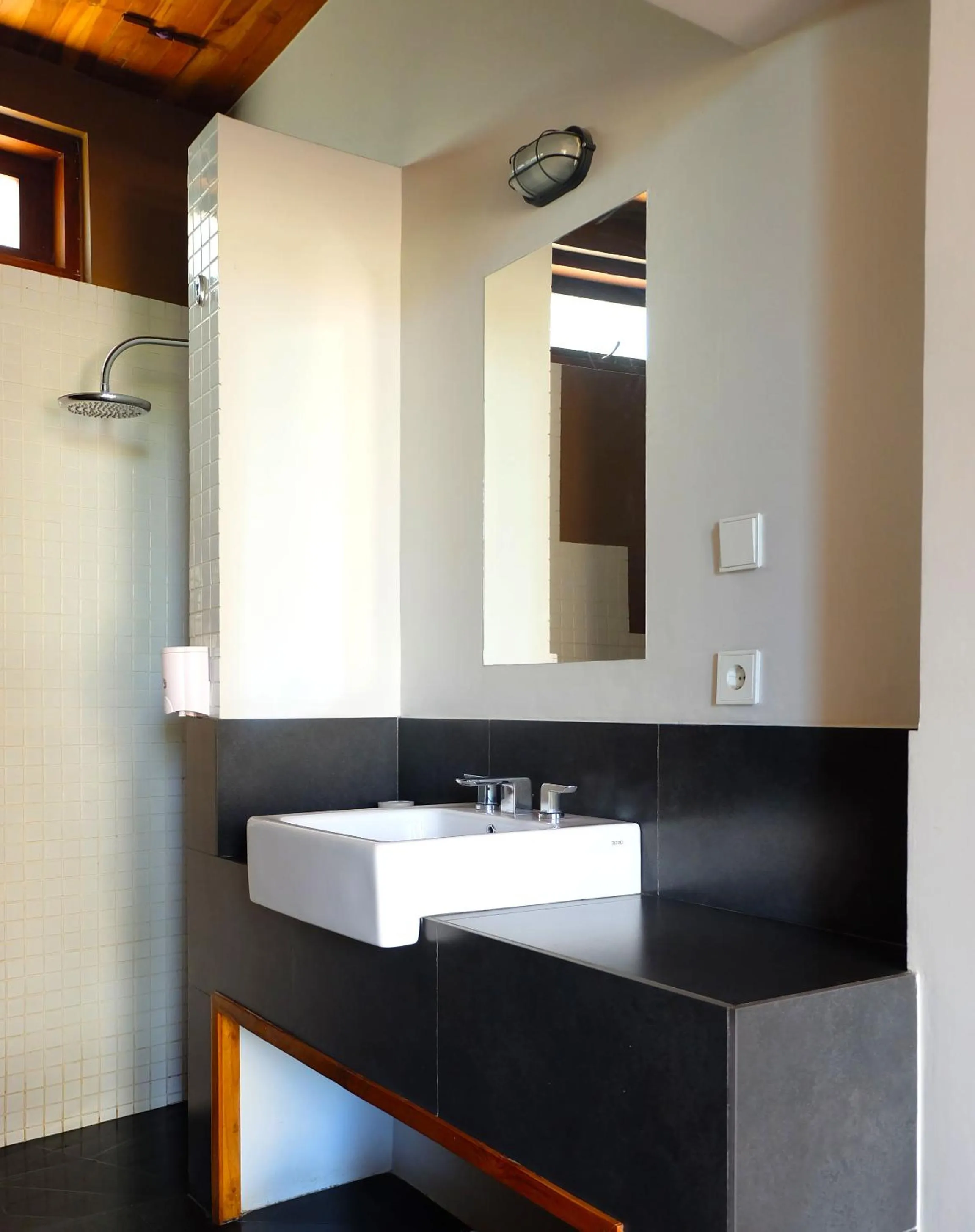 Bathroom in Blue Parrot