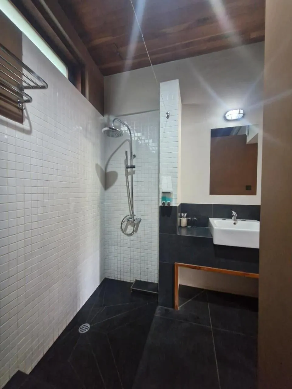 Bathroom in Blue Parrot