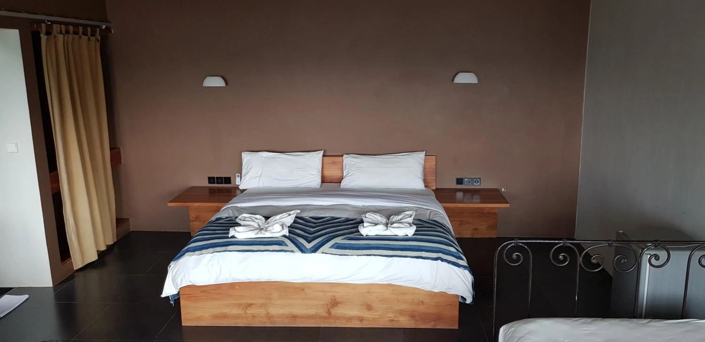 Bedroom, Bed in Blue Parrot