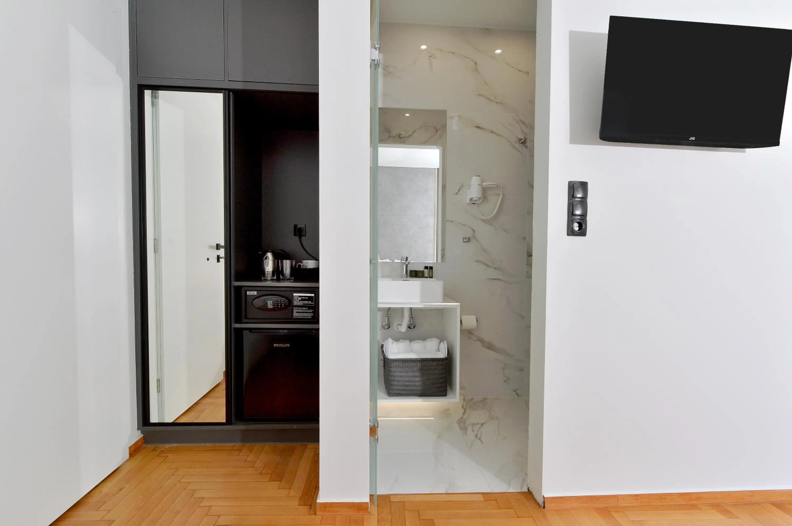 Breakfast in Athenian Gem