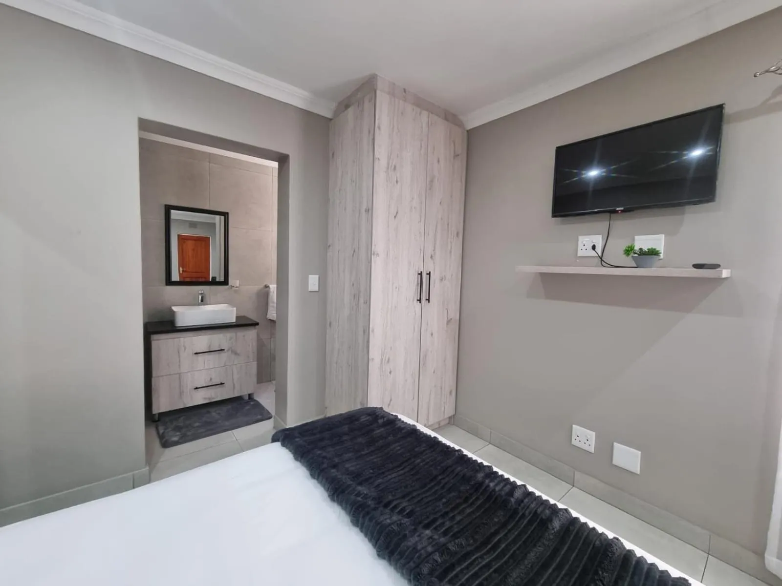 wardrobe, Bed in Emerald Guesthouse