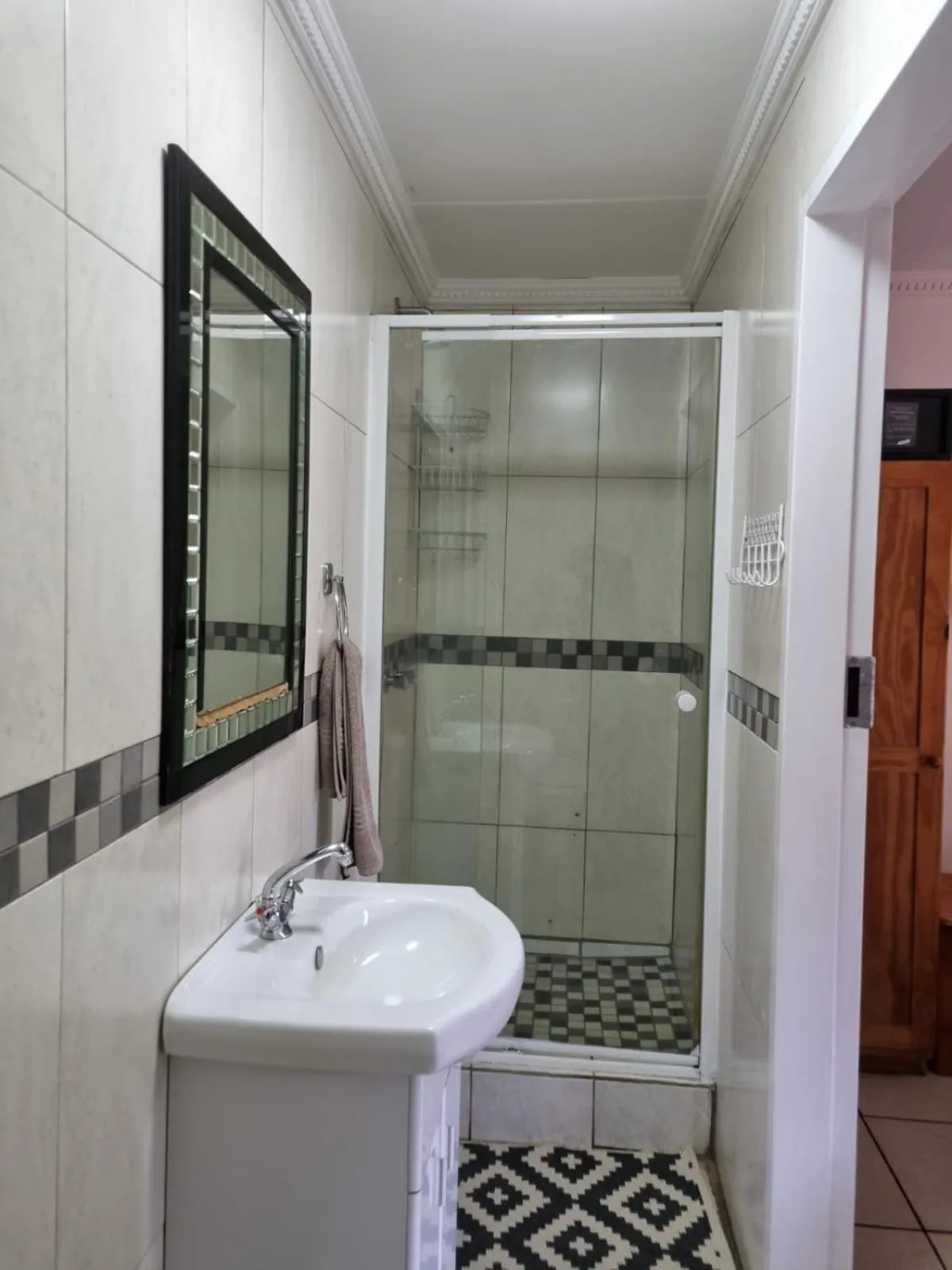 Shower in Emerald Guesthouse