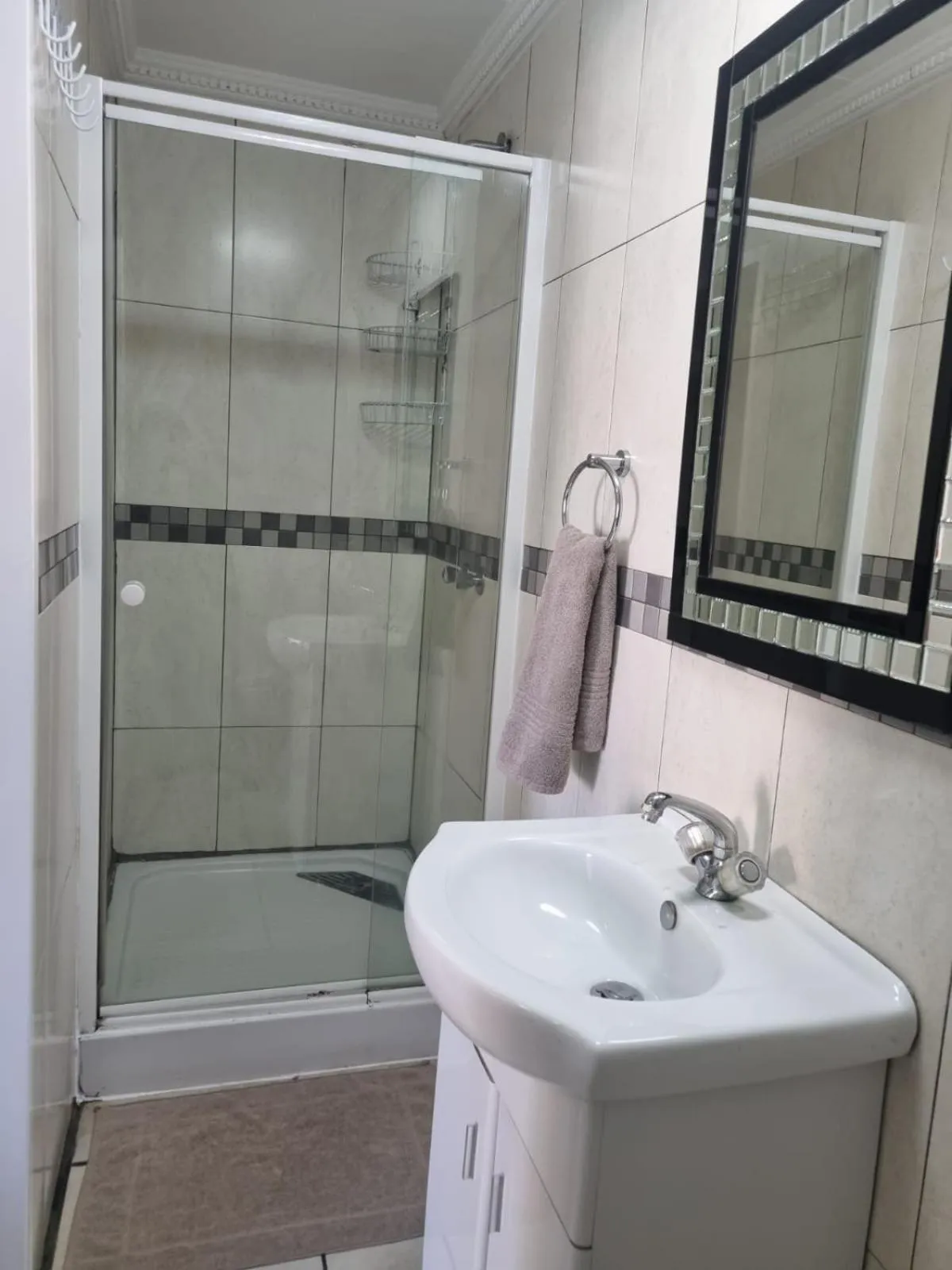 Shower in Emerald Guesthouse