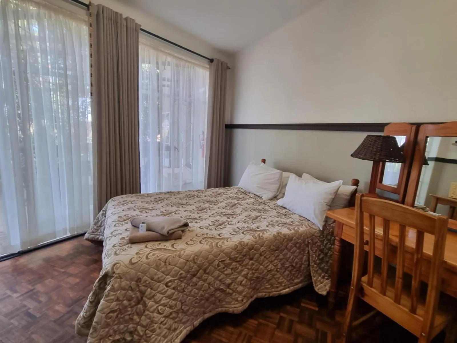 Bedroom, Bed in Emerald Guesthouse