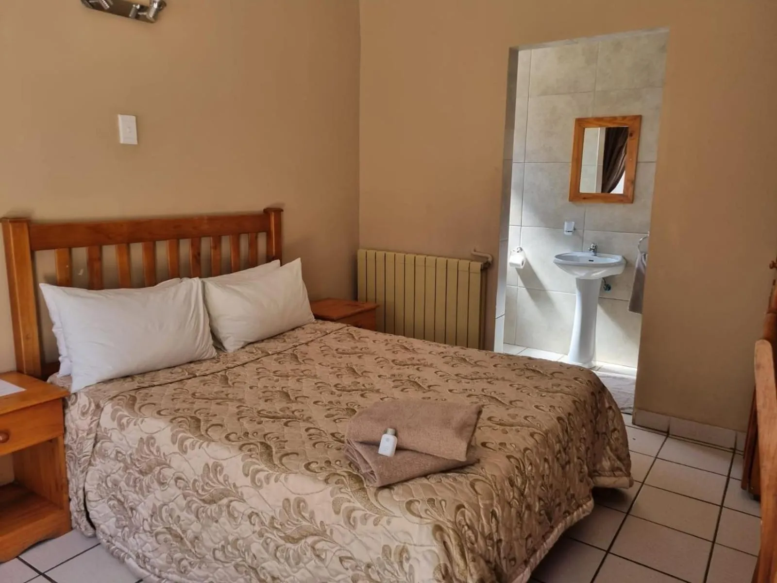 Bed in Emerald Guesthouse