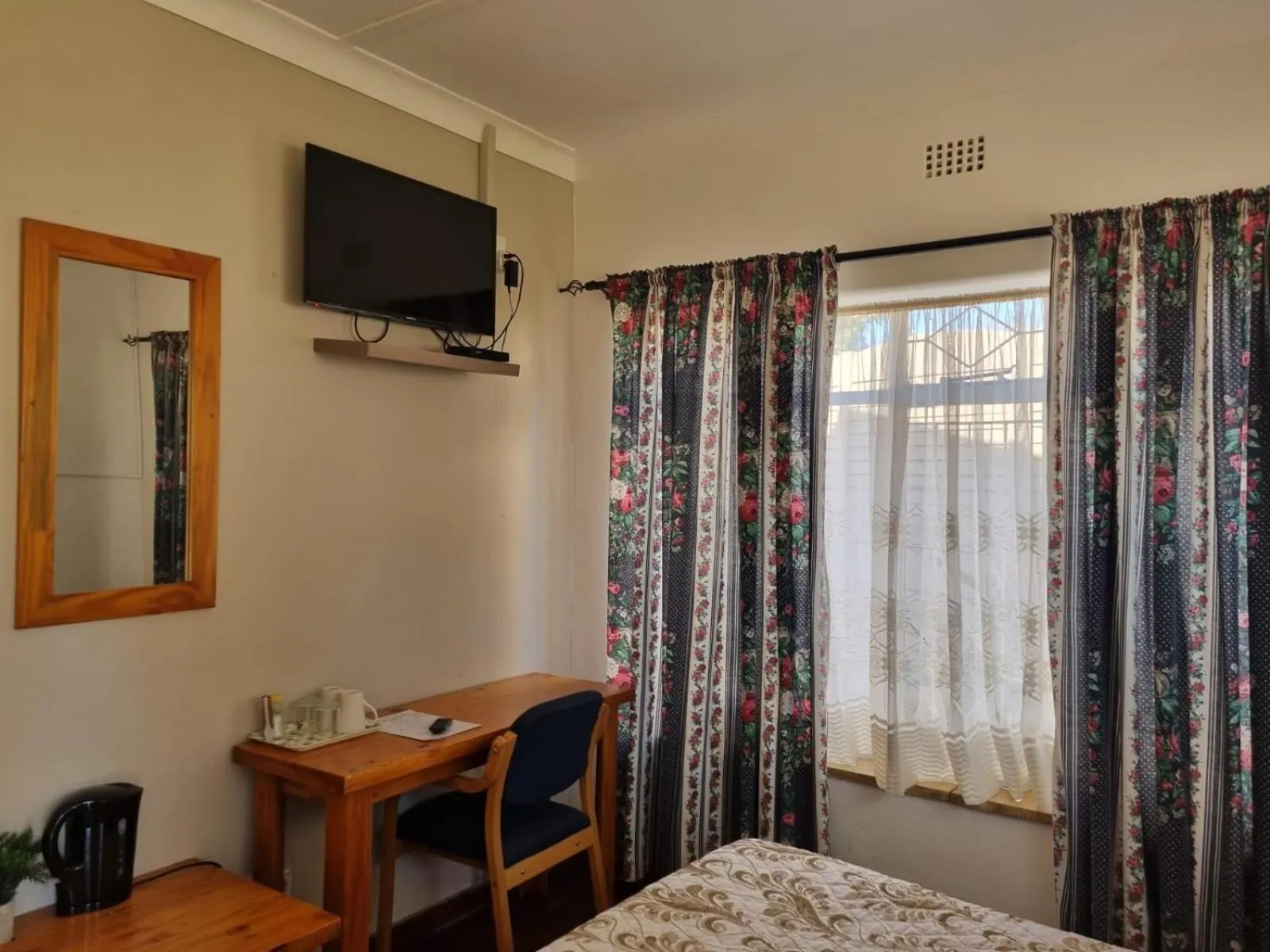 TV and multimedia, Bed in Emerald Guesthouse