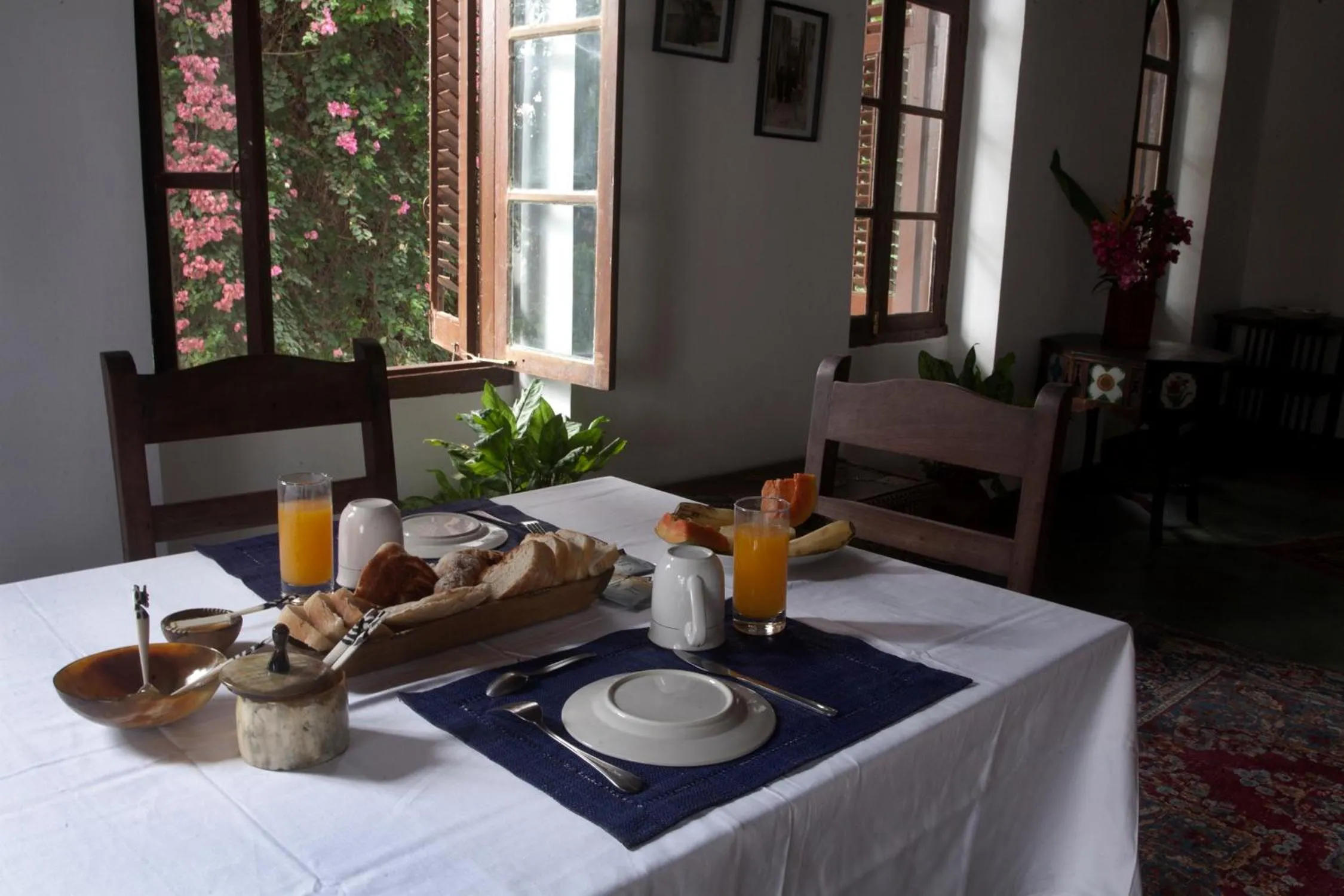 Restaurant/places to eat in Hiliki House