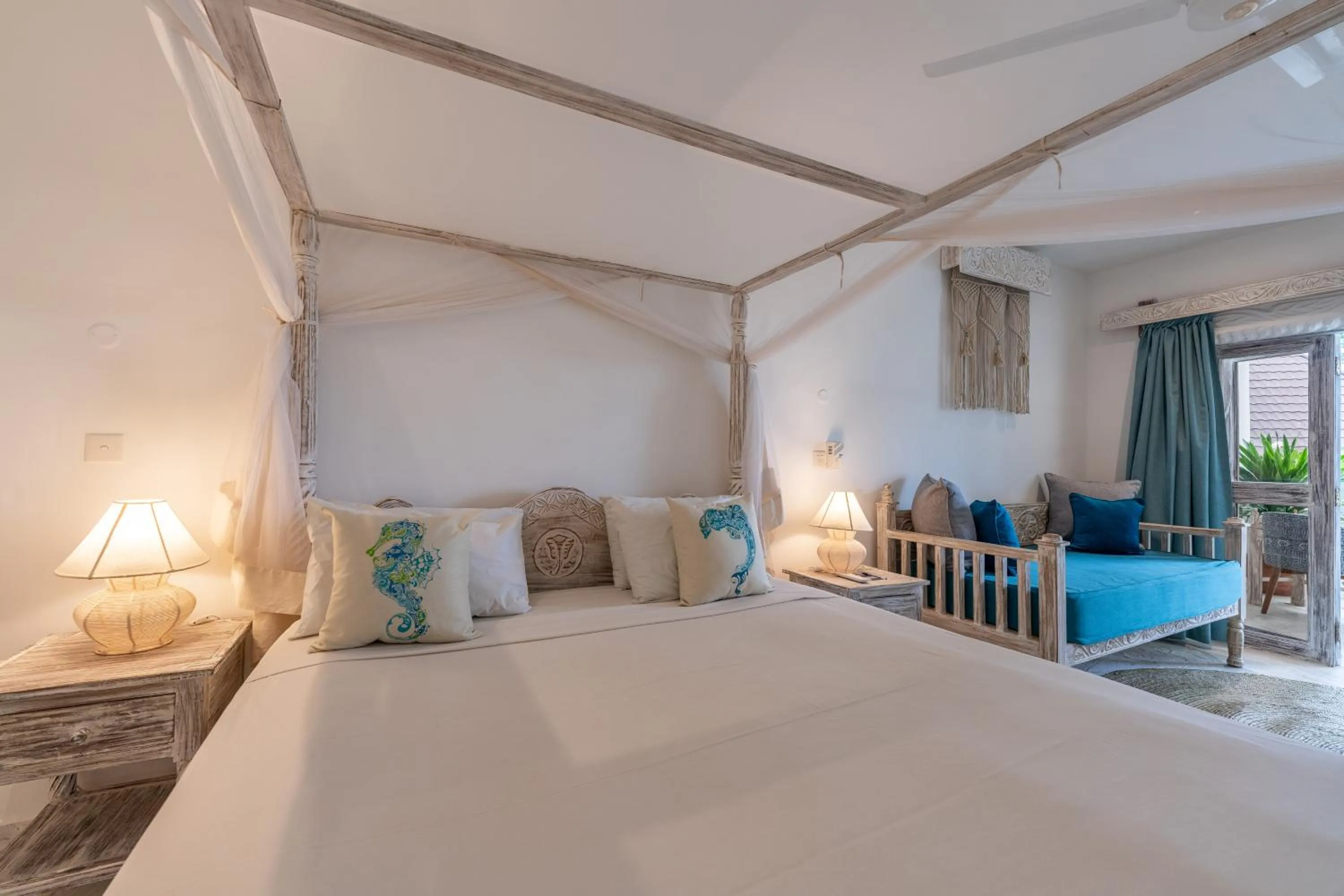 Bedroom, Bed in Chale Island Resort