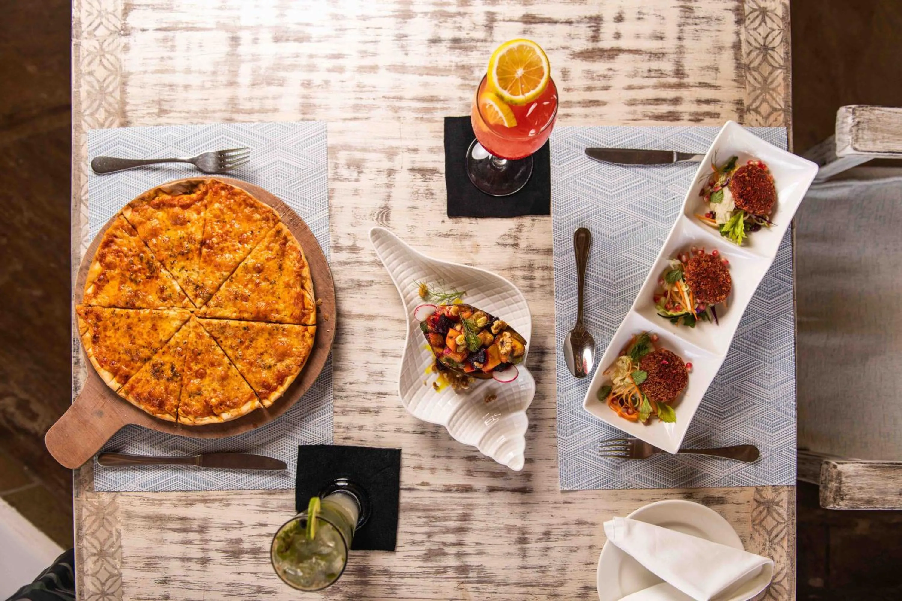 Restaurant/places to eat in Chale Island Resort