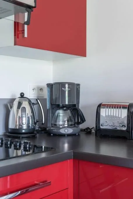 Coffee/tea facilities in La Résidence Les Grands Vignobles