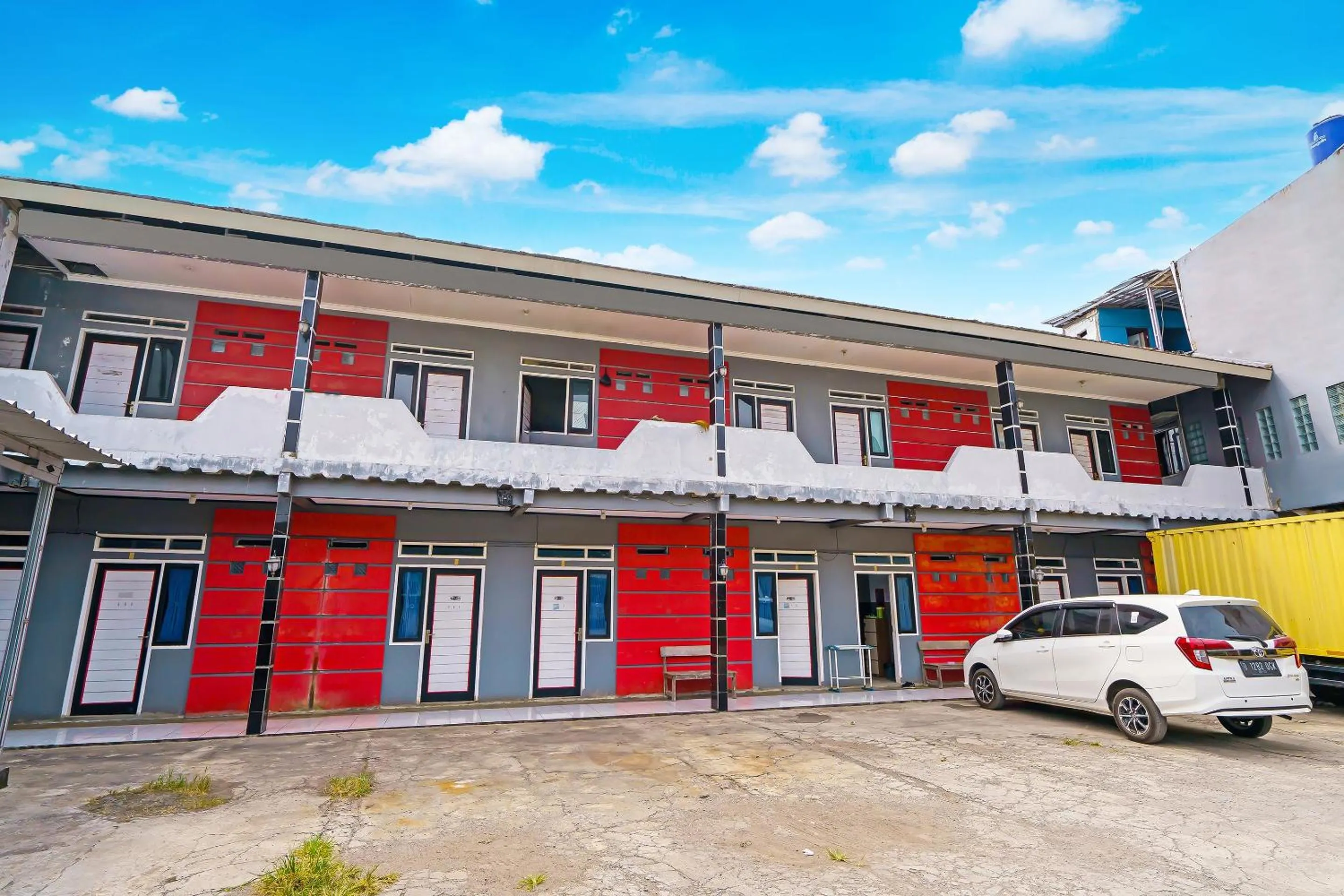 Facade/entrance in Hotel O Santana Residence Syariah