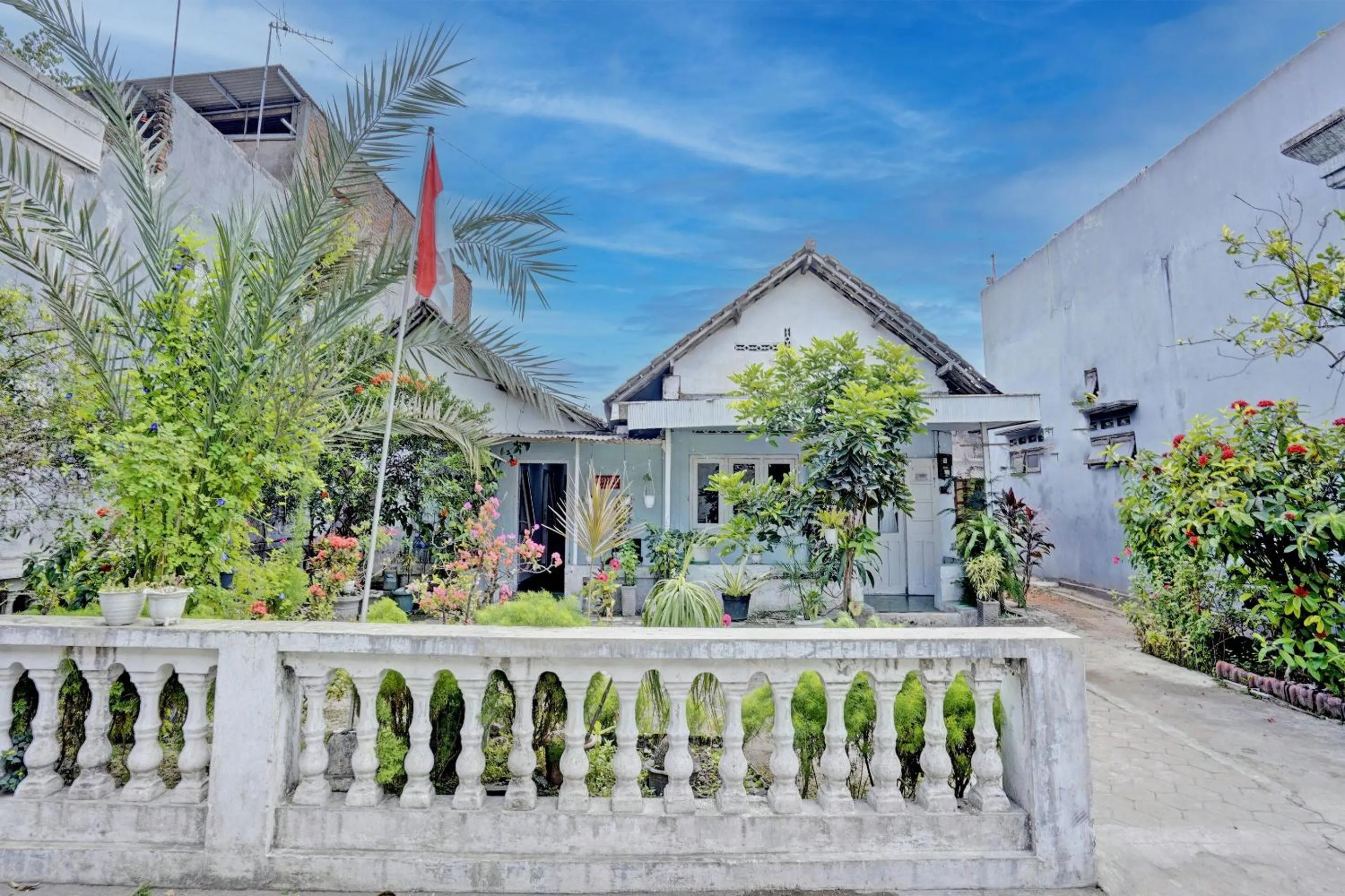 Facade/entrance in OYO Life 92921 Omaya Kost Syariah