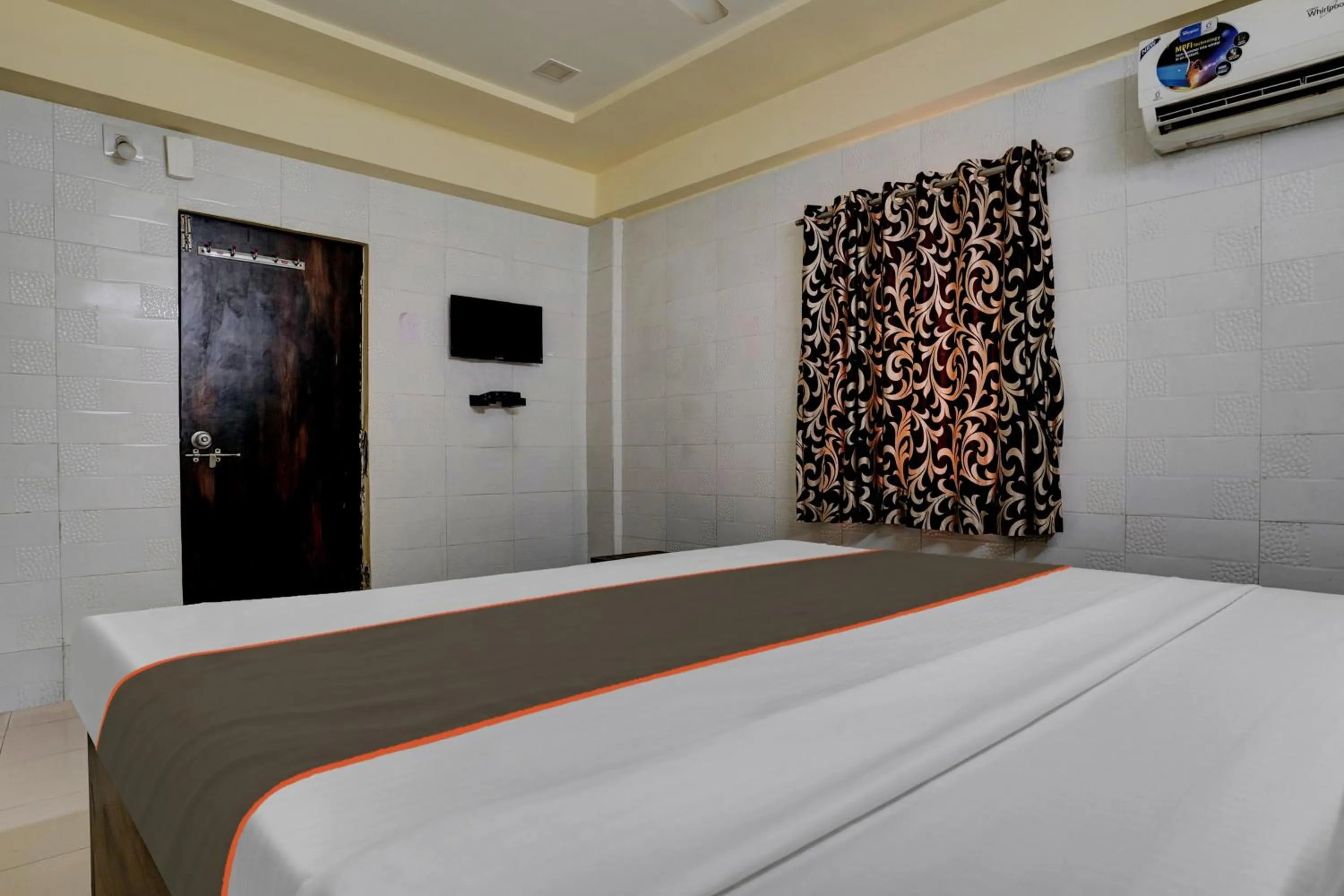 Bedroom, Bed in Hotel O Konark Inn