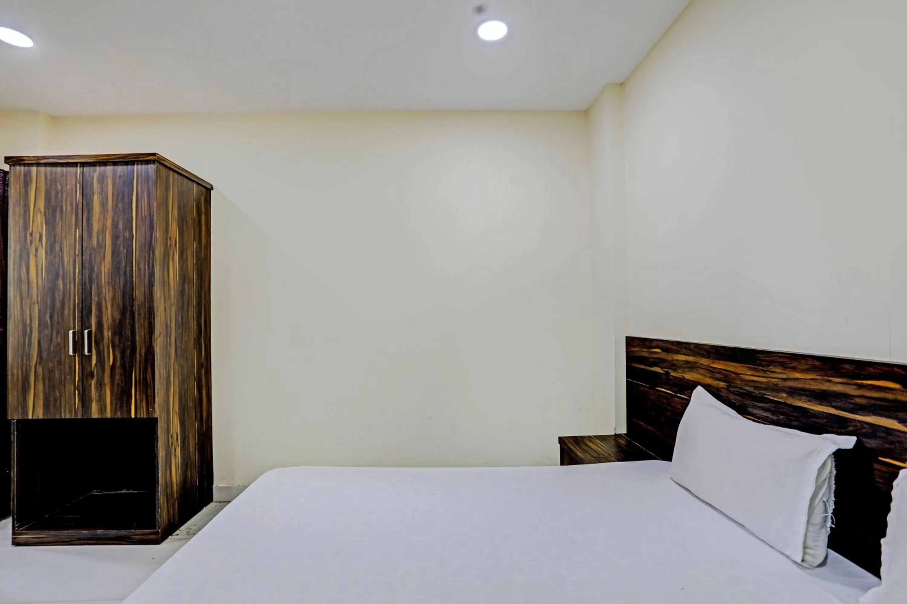 Lobby or reception, Bed in Hotel O Regal Edge