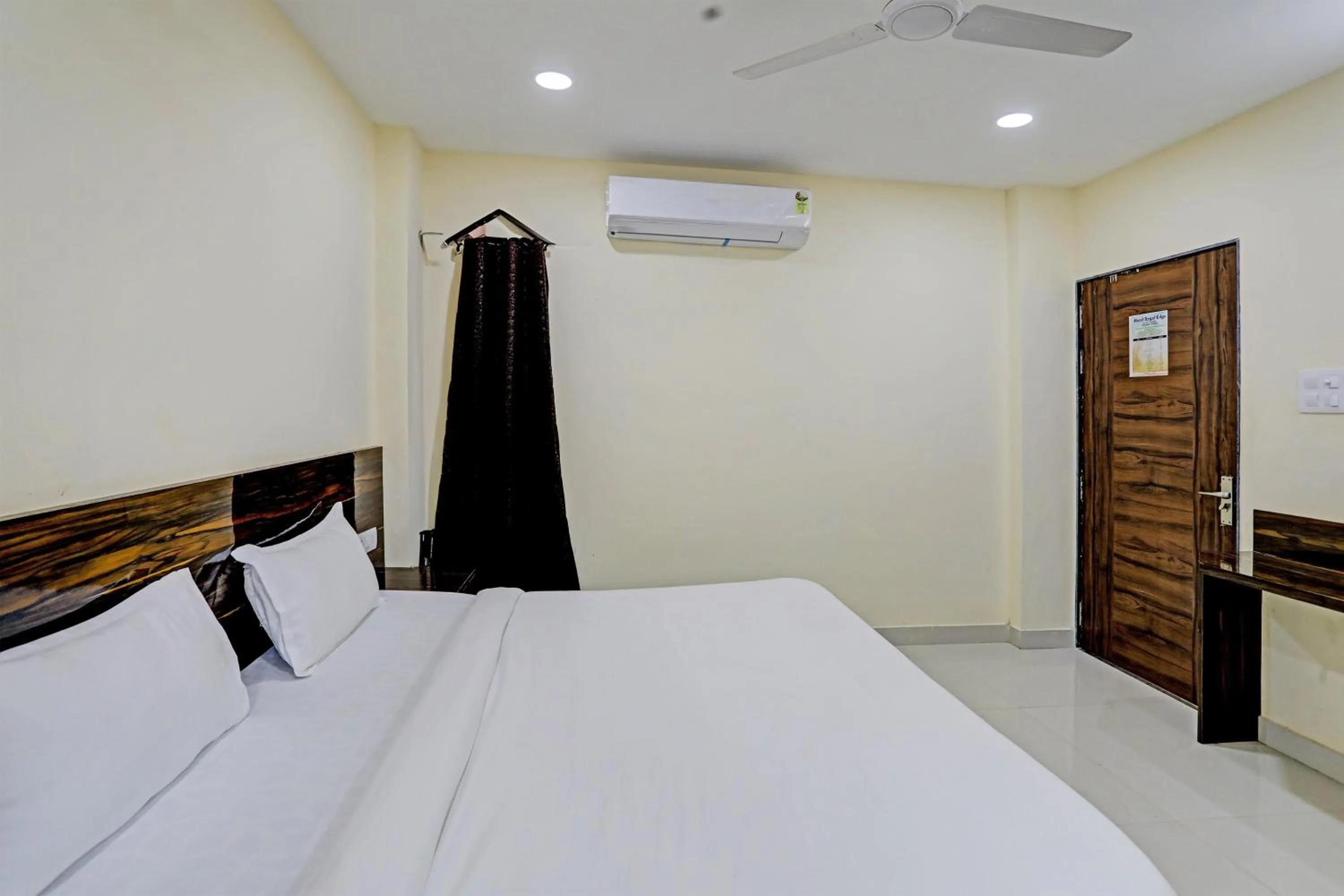 Lobby or reception, Bed in Hotel O Regal Edge