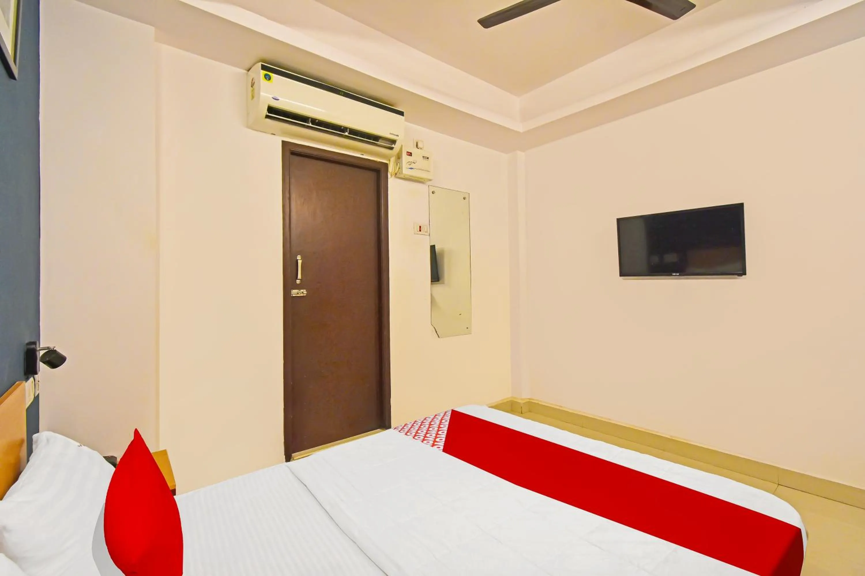 Bedroom, Bed in Hotel O Grand Residency Near Kasi Talkies