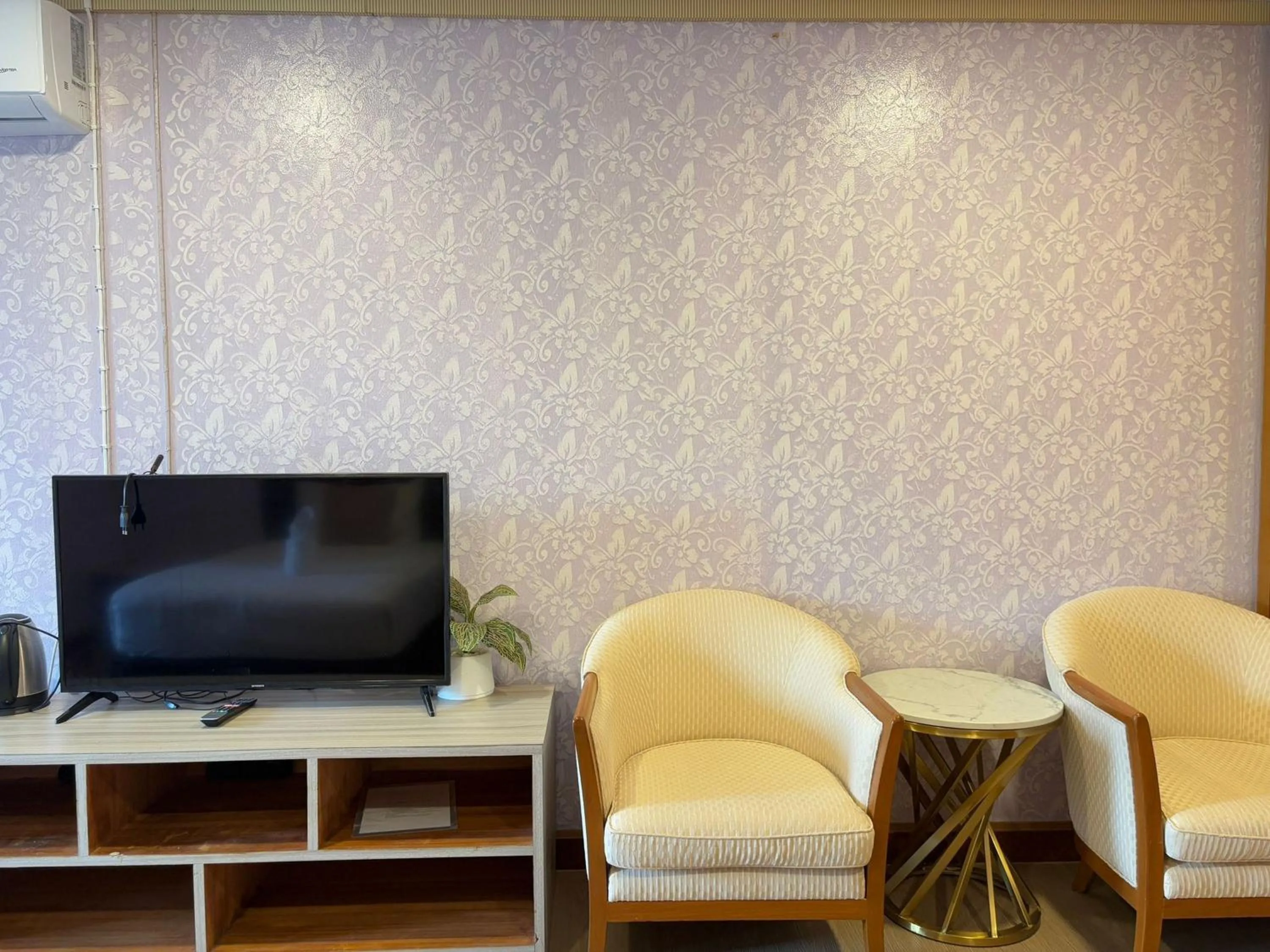 TV and multimedia in OYO 75446 Travis Inthamara 49