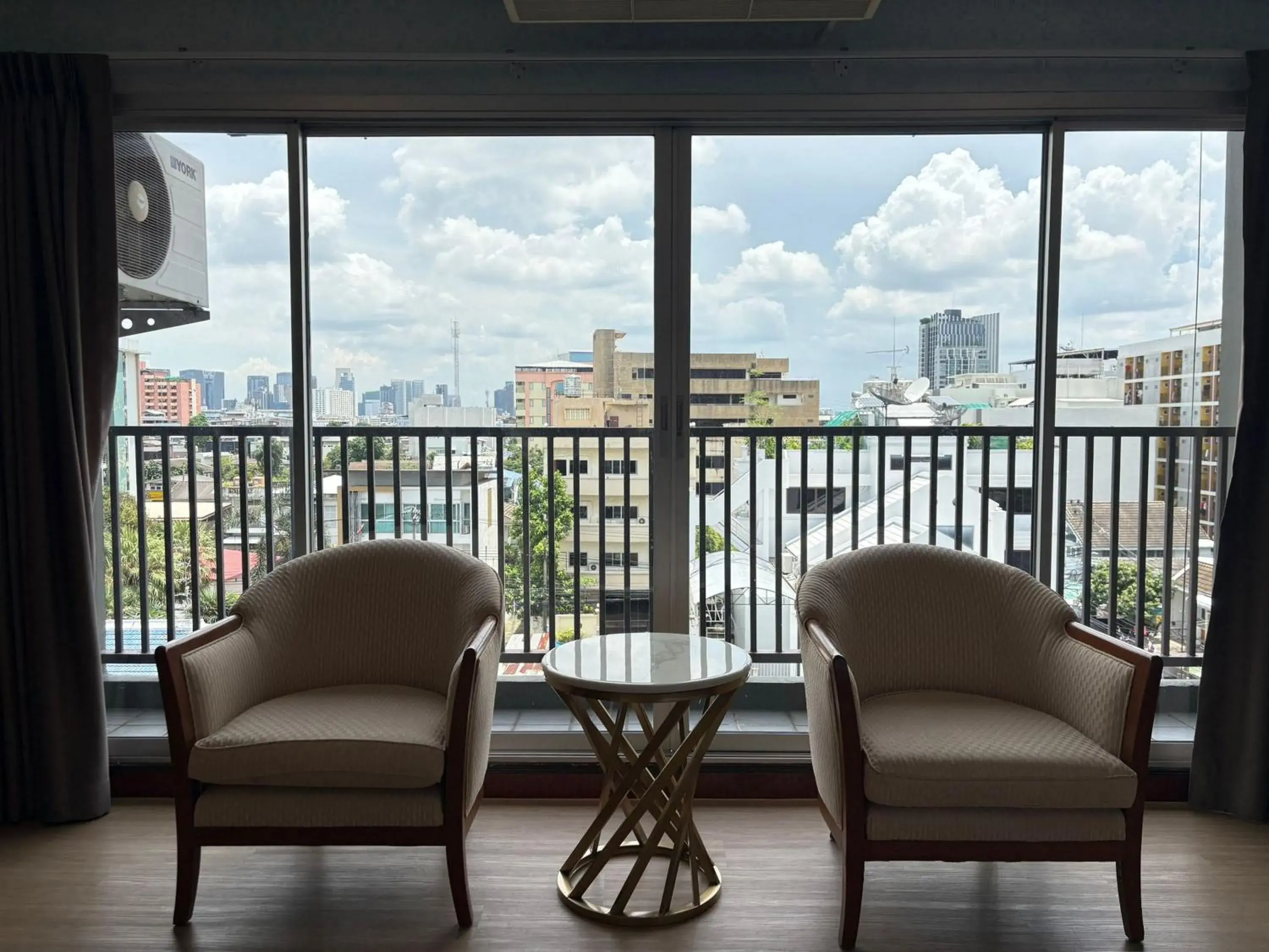 Deluxe Double Room in OYO 75446 Travis Inthamara 49 Deluxe Double Room in OYO 75446 Travis Inthamara 49