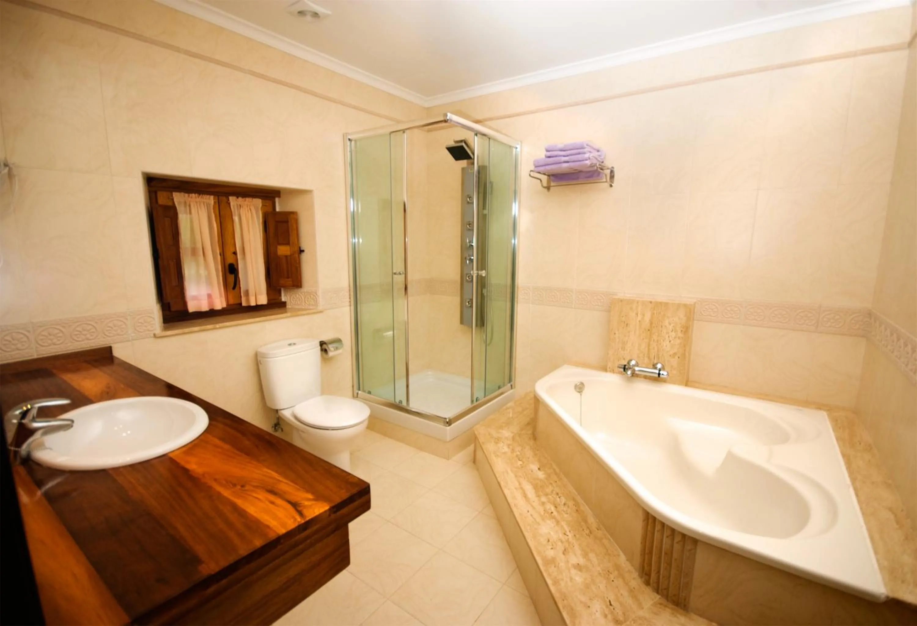 Bathroom in Casa Rural Los Sombredales