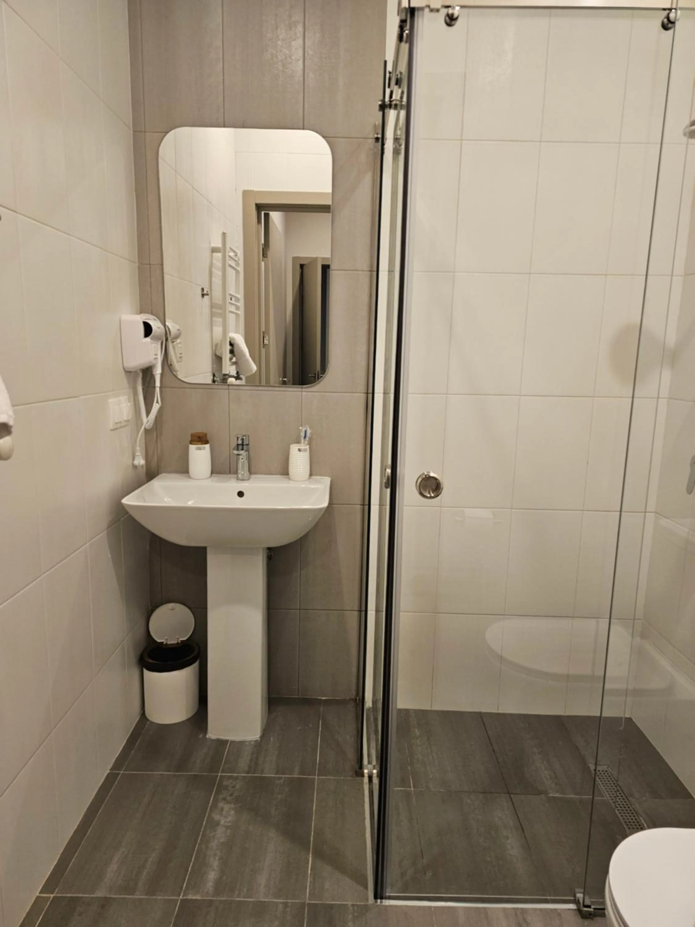 Shower in Hotel Avenue 30