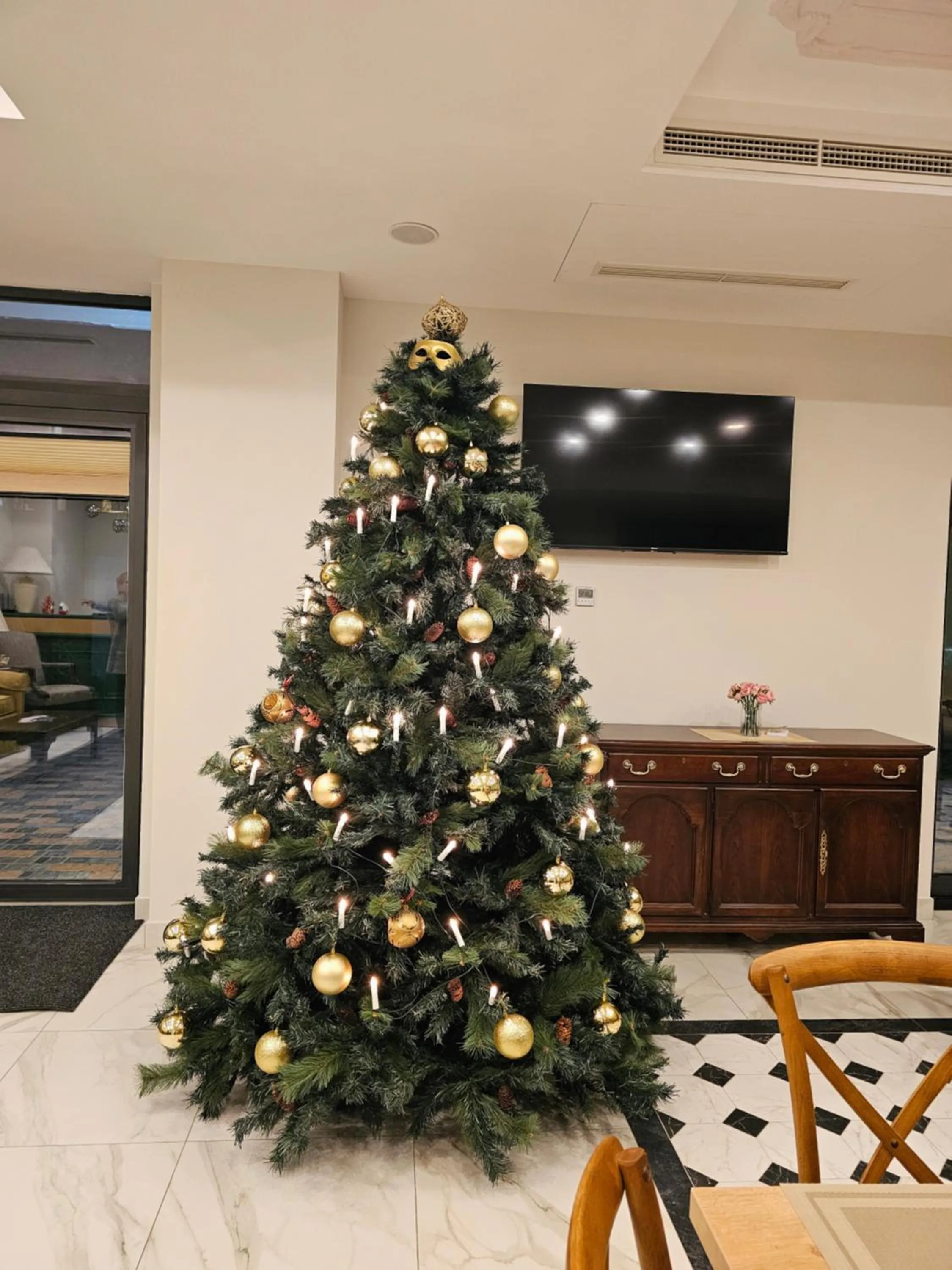 Communal lounge/ TV room in Hotel Avenue 30