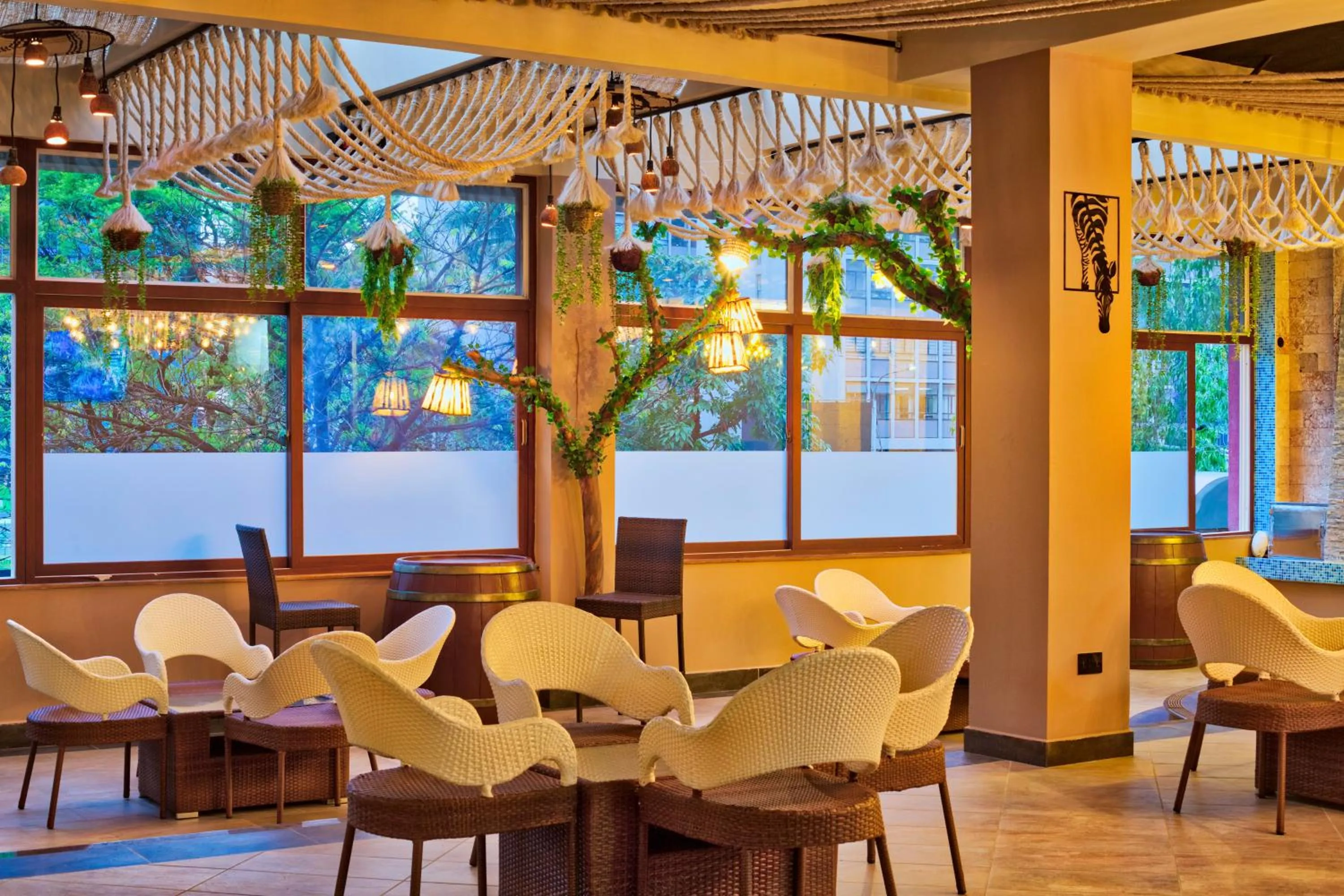 Restaurant/places to eat in Maanzoni 680 HOTEL