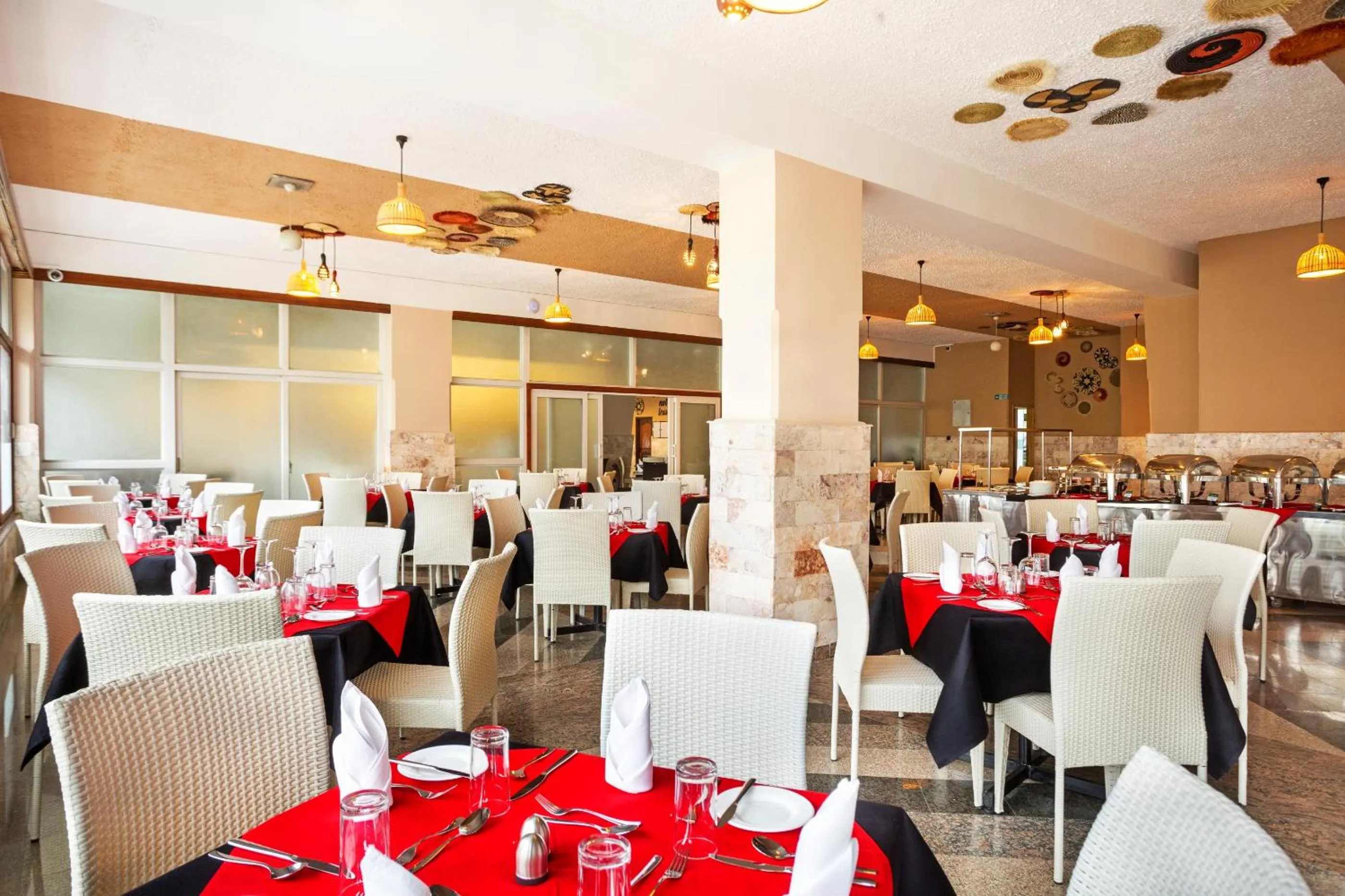 Restaurant/places to eat in Maanzoni 680 HOTEL