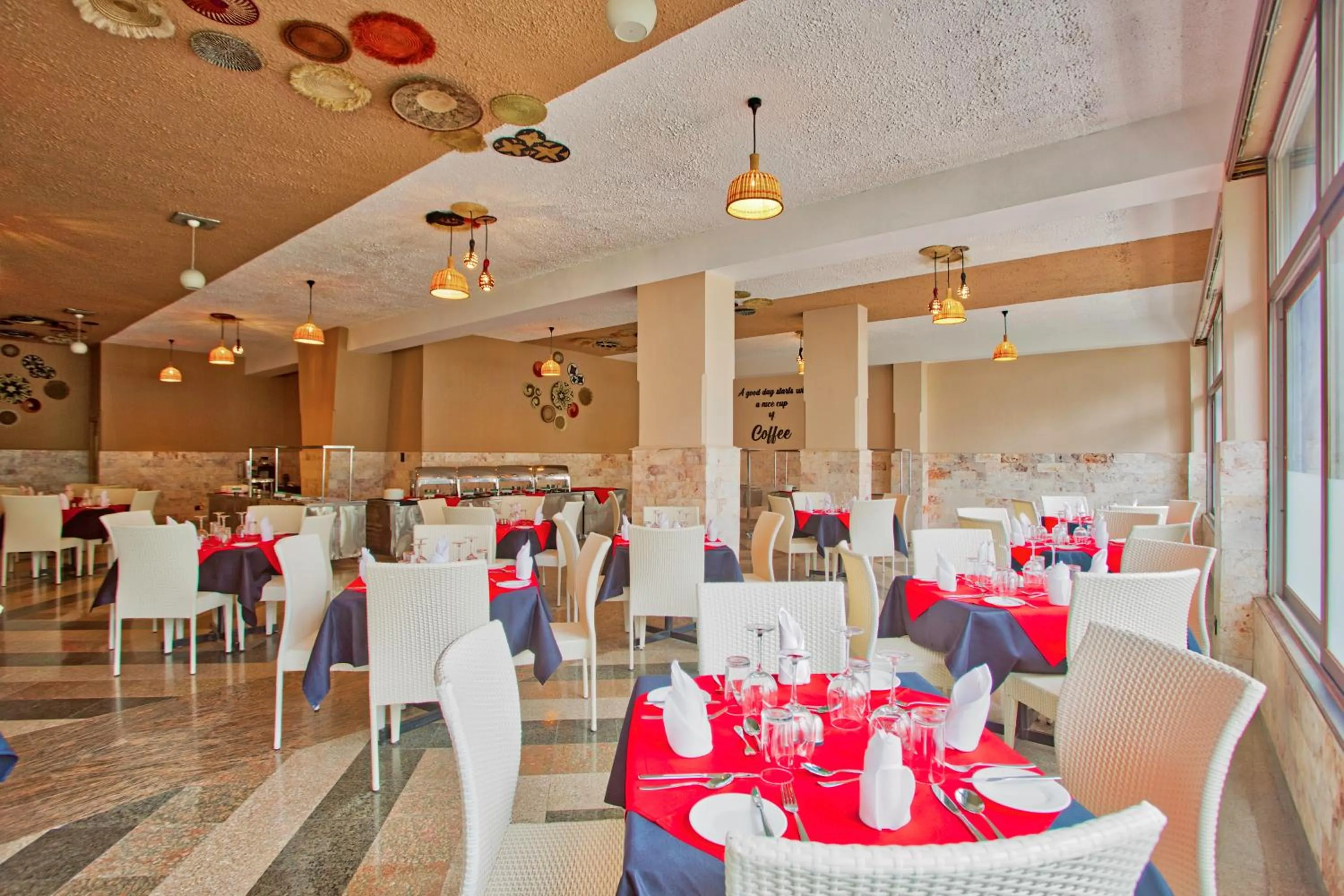 Restaurant/places to eat in Maanzoni 680 HOTEL