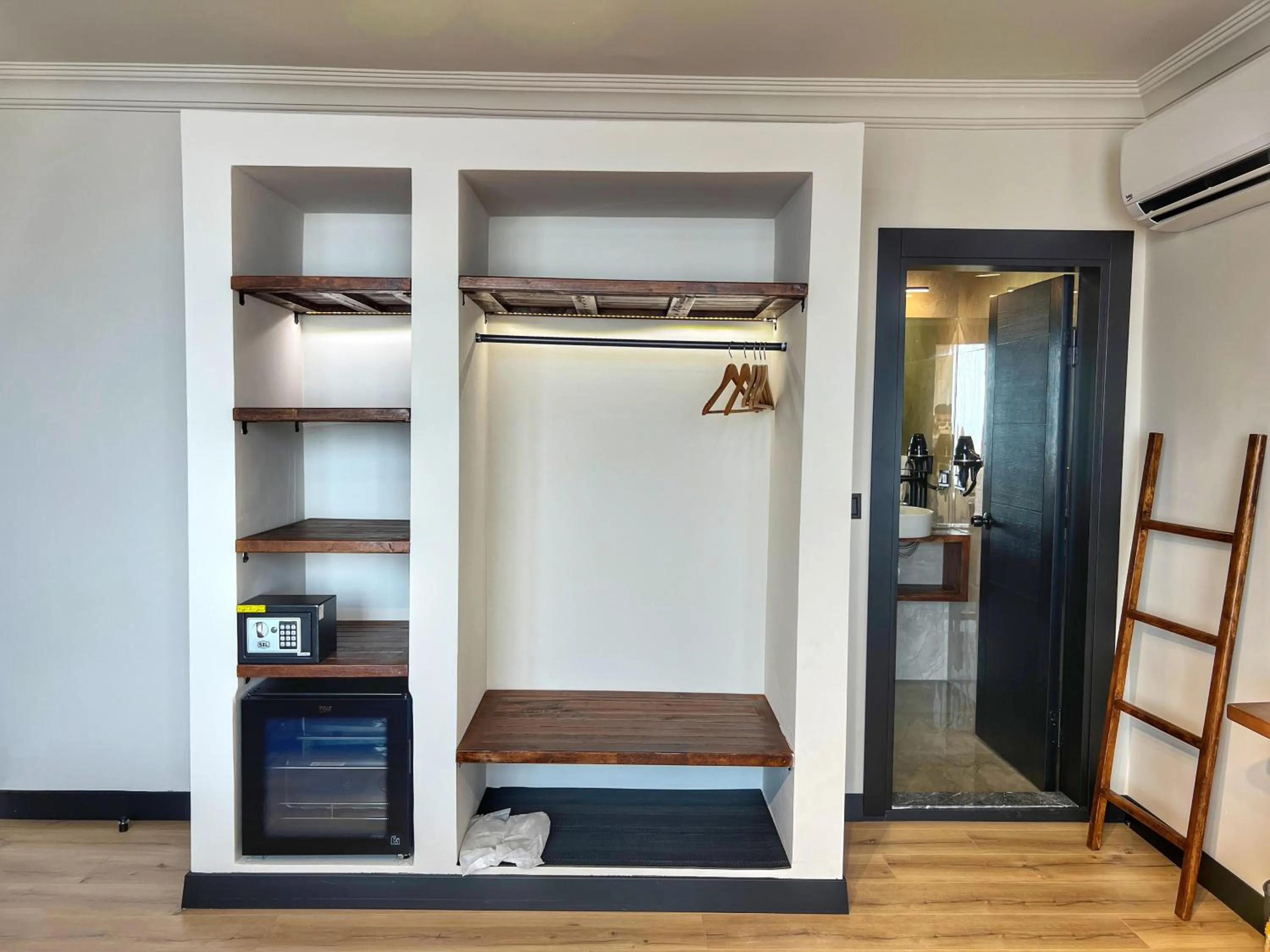 wardrobe in Oji Hotel