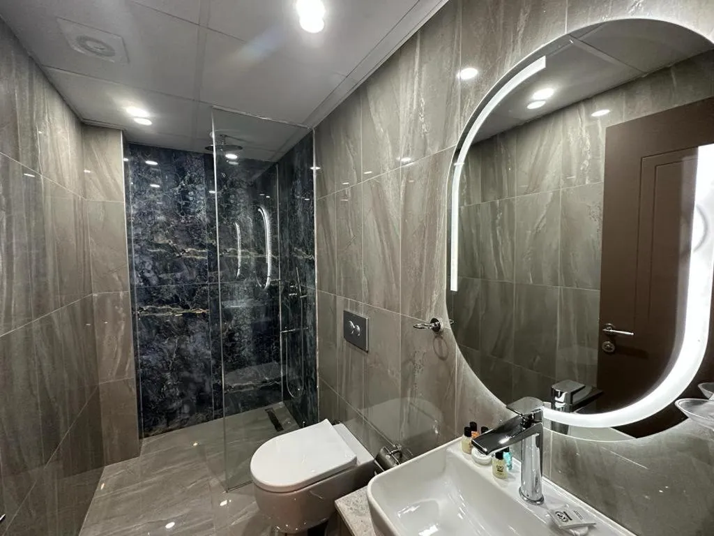 Shower in Istanblu Hotel Ataşehir