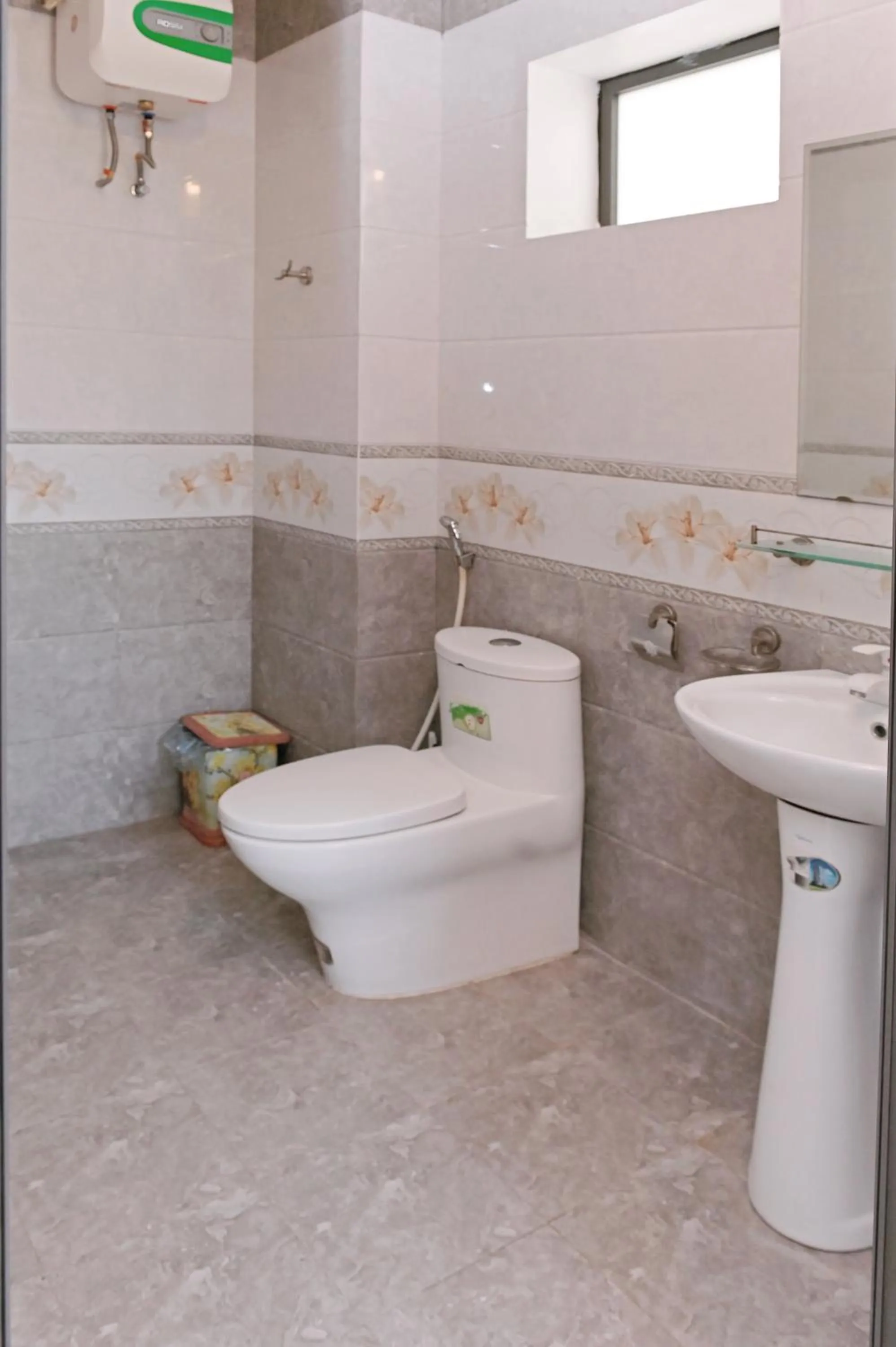 Toilet in Khách sạn Hoàng Hà River Town